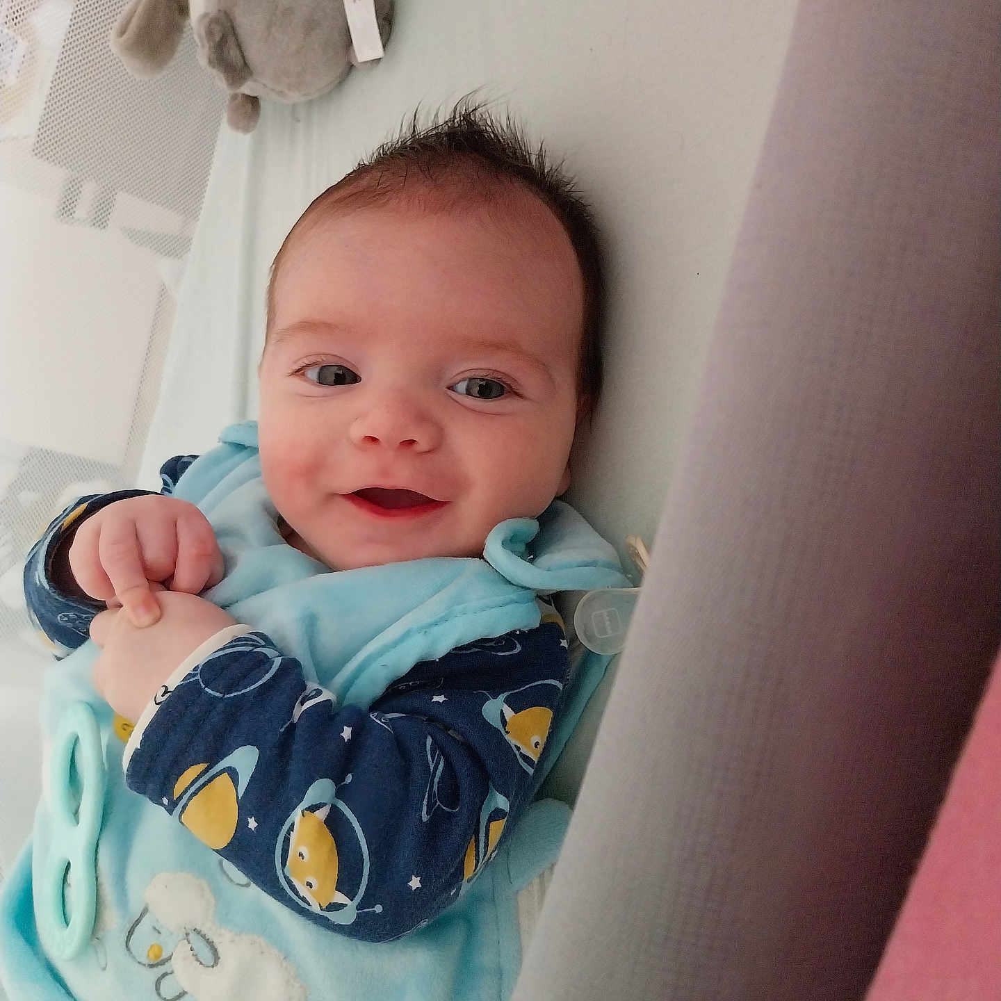 Arthur participe au concours pour gagner de l'argent avec cette photo : baby, bed, blanket, bodypart, cradle, crib, cushion, face, finger, furniture, hand, head, homedecor, indoors, infantbed, newborn, nursery, person, photography, portrait