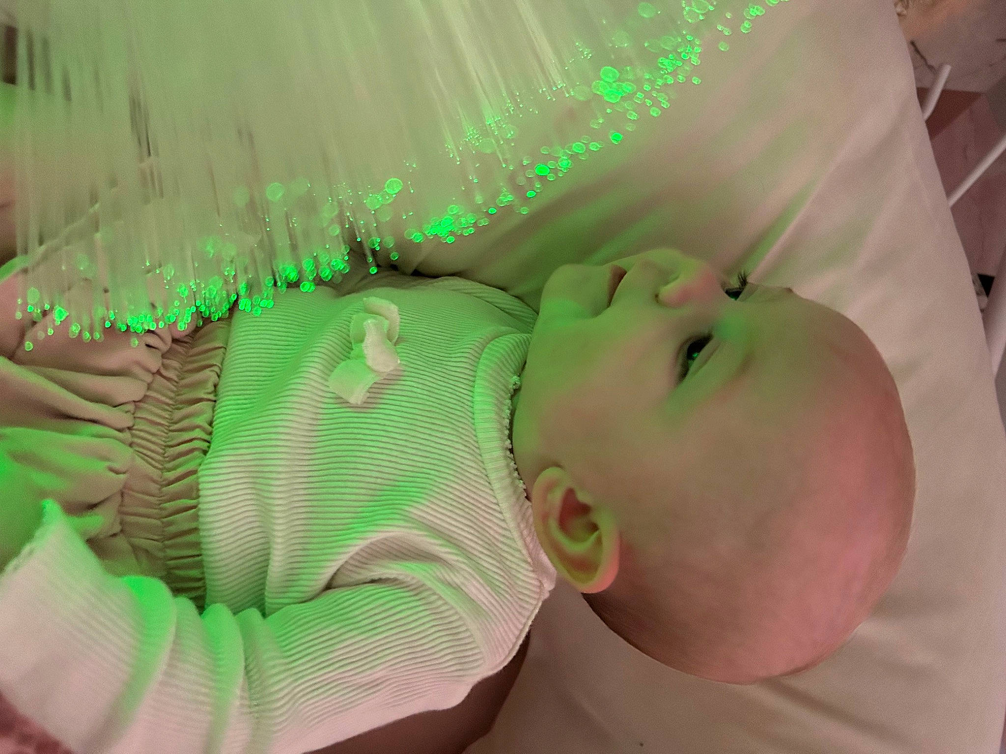 Esmè is registered to the contest to win money with this photo: audio_equipment, baby, child, event, eyelash, eyewear, fashion_accessory, fun, grass, happy, hat, human_body, jaw, mouth, organism, person, personal_protective_equipment, t_shirt, toddler