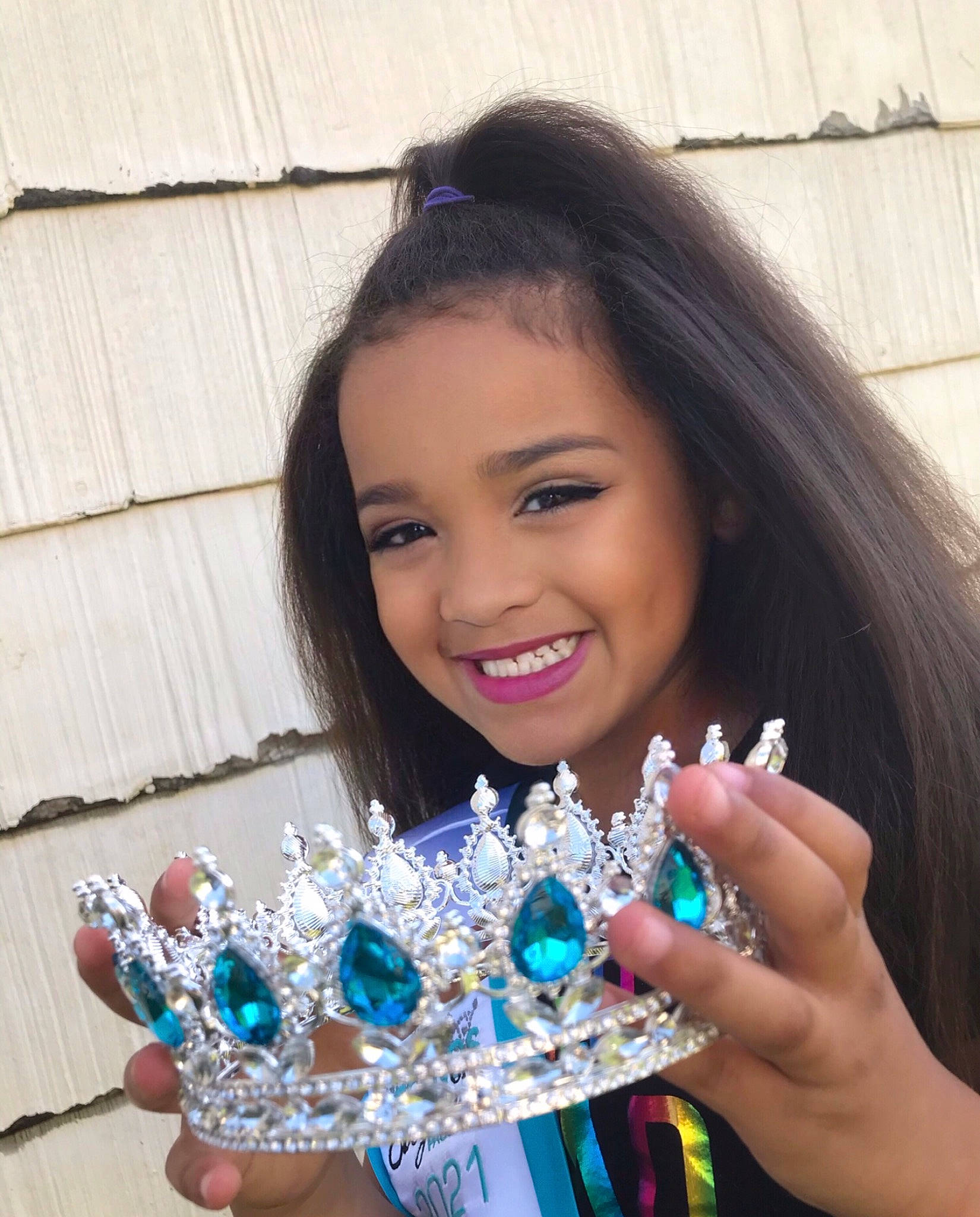 Skylynn is registered to the contest to win money with this photo: bangs, beauty, body_jewelry, cosmetics, earrings, electric_blue, event, eyelash, finger, gesture, happy, headpiece, jewellery, joy, layered_hair, lip, makeover, nail, person, smile