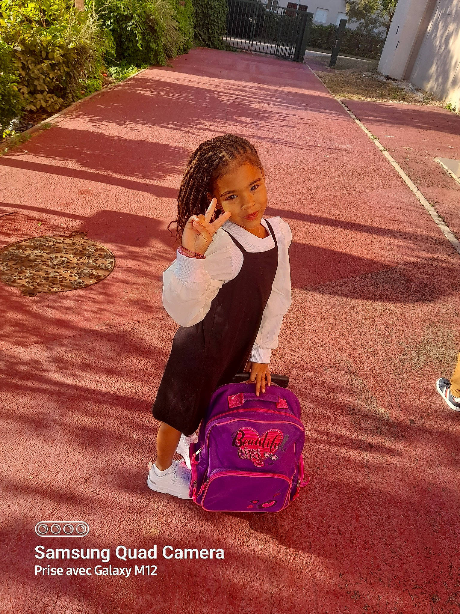 Anaelle a rejoint le concours — aidez-le/la à gagner de superbes lots ! asphalt, bag, child, fashion_accessory, flooring, fun, grass, happy, leisure, luggage_and_bags, magenta, people_in_nature, person, pink, plant, play, recreation, sitting, toddler, travel