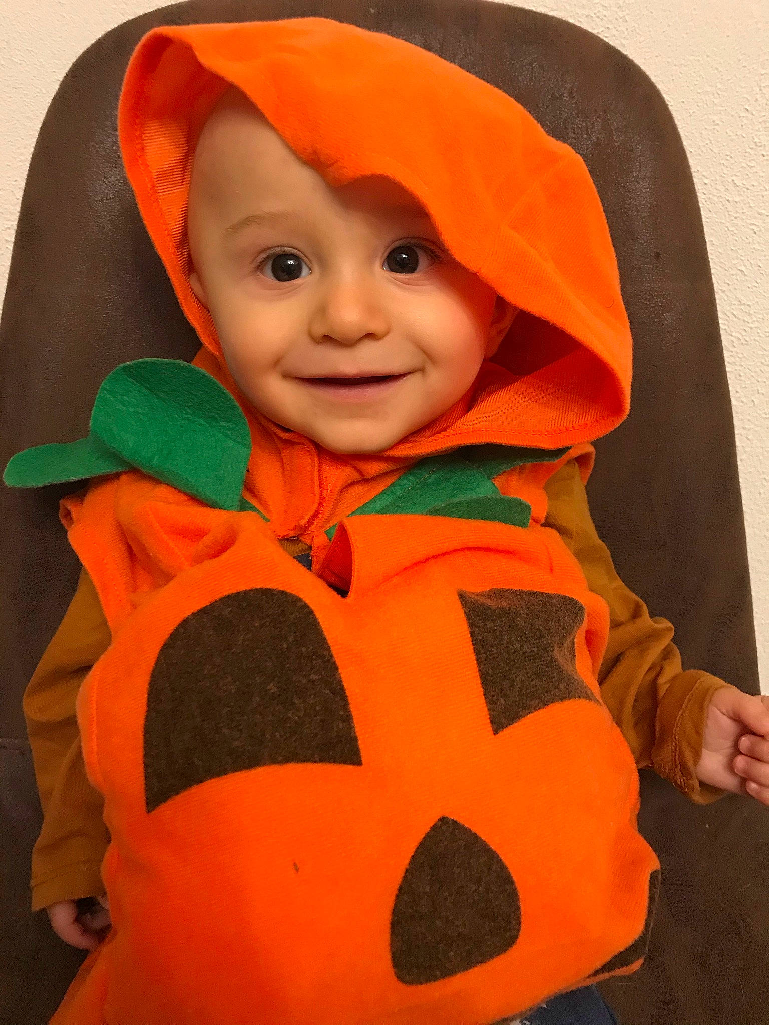 Camron participe au concours pour gagner de l'argent avec cette photo : baby, calabaza, child, costume, headwear, hood, hoodie, joy, orange, outerwear, person, play, textile, toddler