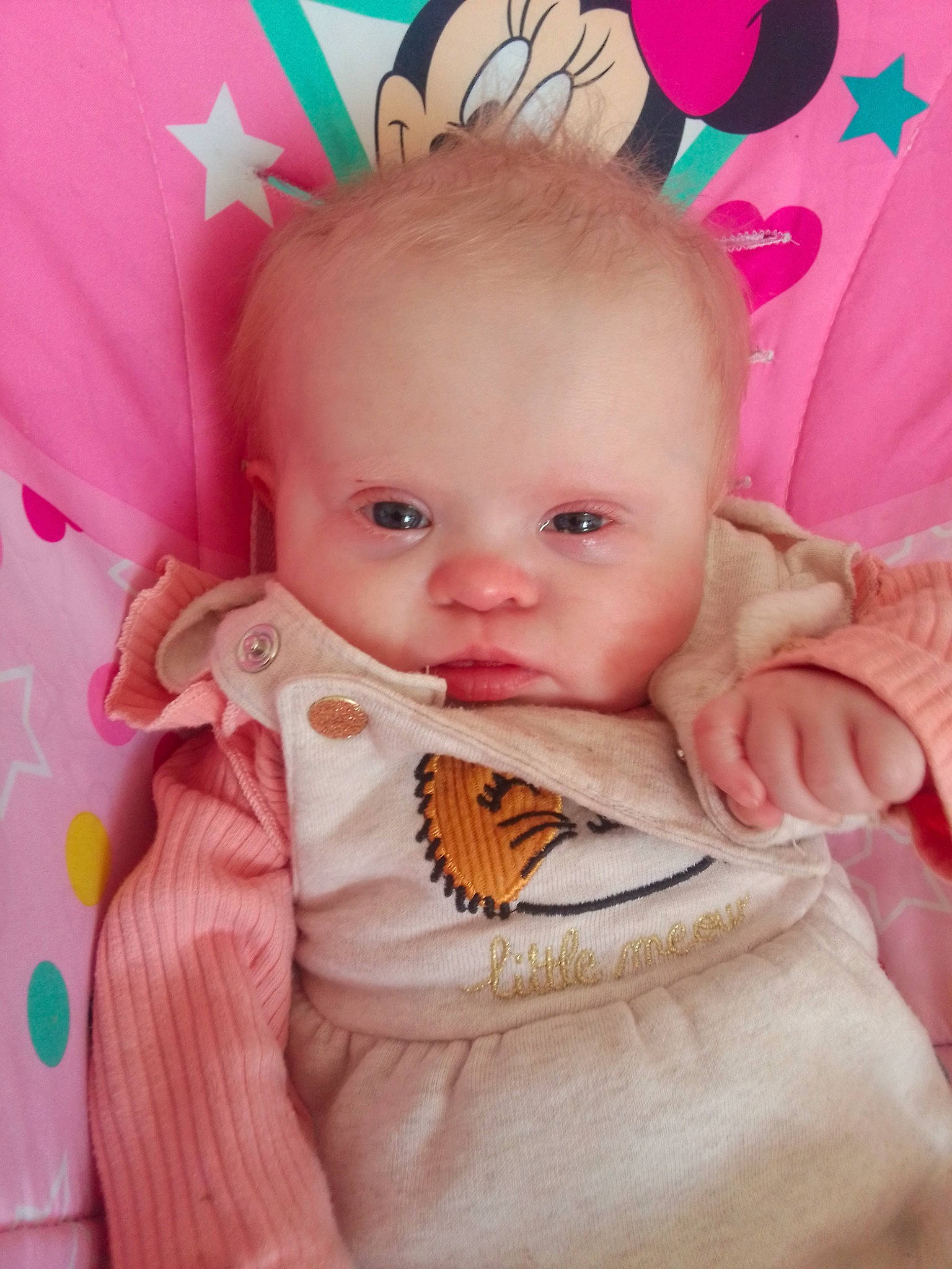 Giulia participe au concours pour gagner de l'argent avec cette photo : arthropod, baby, baby_toddler_clothing, cheek, child, eye, eyelash, happy, insect, iris, linens, pattern, peach, person, pink, pollinator, skin, sleeve, smile, textile