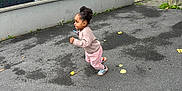 Luna a rejoint le concours — aidez-le/la à gagner de superbes lots ! asphalt, building, casual, child, clothing, daylight, fence, greenery, happy, motion, outdoor, person, playground, running, sideview, smile, sneakers, toddler, tree, urban