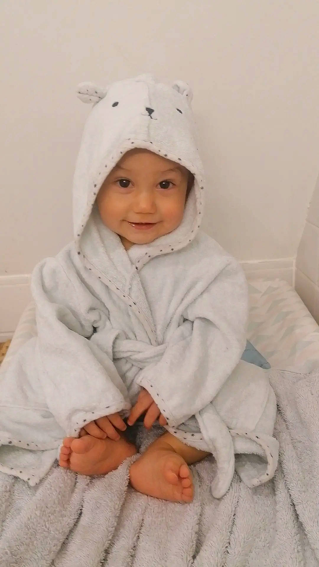 Alex a rejoint le concours — aidez-le/la à gagner de superbes lots ! baby, baby_toddler_clothing, beanie, cap, cheek, child, comfort, face, fur, happy, headgear, headwear, joy, knit_cap, linens, outerwear, person, sitting, skin, sleeve