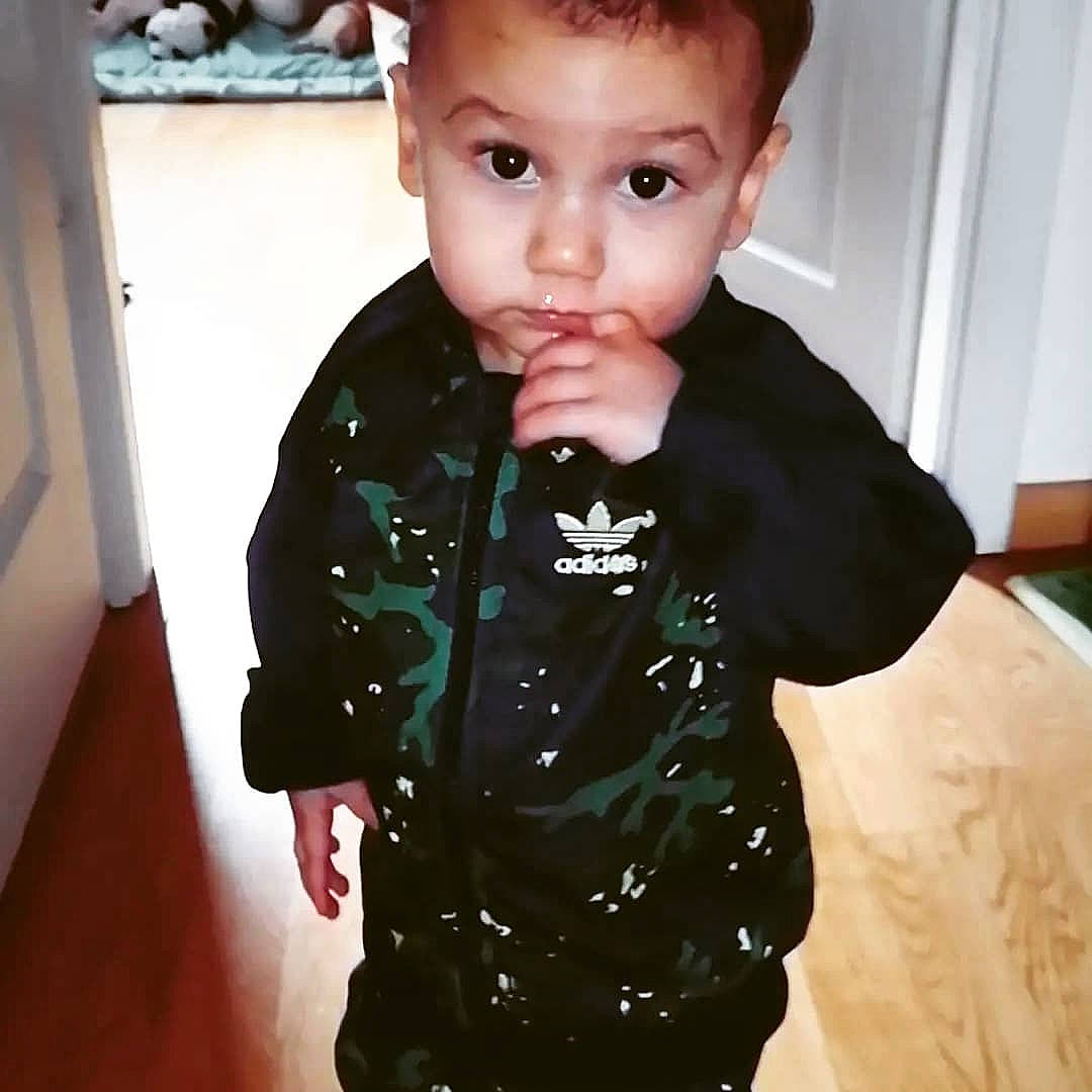 Alex a rejoint le concours — aidez-le/la à gagner de superbes lots ! baby, baby_toddler_clothing, cheek, child, cool, dress_shirt, eye, eyelash, face, fashion_accessory, happy, hat, iris, long_sleeved_t_shirt, neck, pattern, person, shirt, sleeve, t_shirt