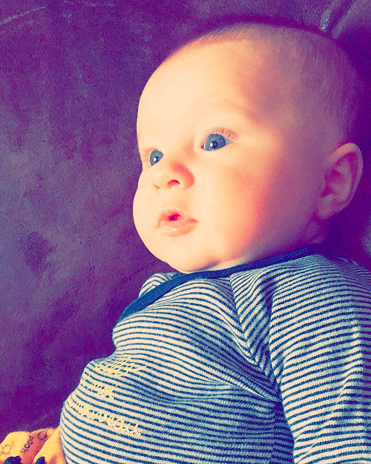 Timothée participe au concours pour gagner de l'argent avec cette photo : baby, cheek, child, chin, eye, face, head, lip, nose, person, pink, portrait, purple, skin, toddler