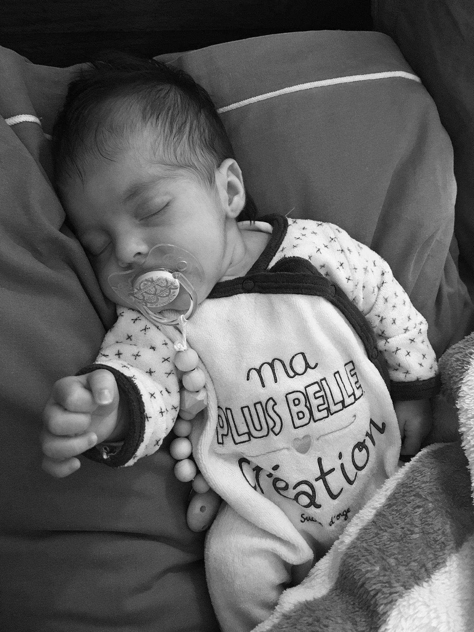 Kim a rejoint le concours — aidez-le/la à gagner de superbes lots ! baby, baby_products, birth, black_and_white, child, hand, joy, monochrome, monochrome_photography, person, photography, product, sleep, style, toddler