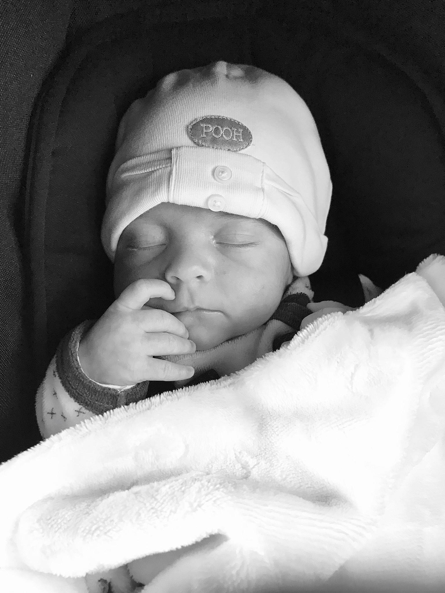Kim participe au concours pour gagner de l'argent avec cette photo : baby, birth, black, black_and_white, cap, child, eye, forehead, hand, head, headgear, monochrome, monochrome_photography, person, photograph, photography, portrait_photography, sleep, stock_photography, style