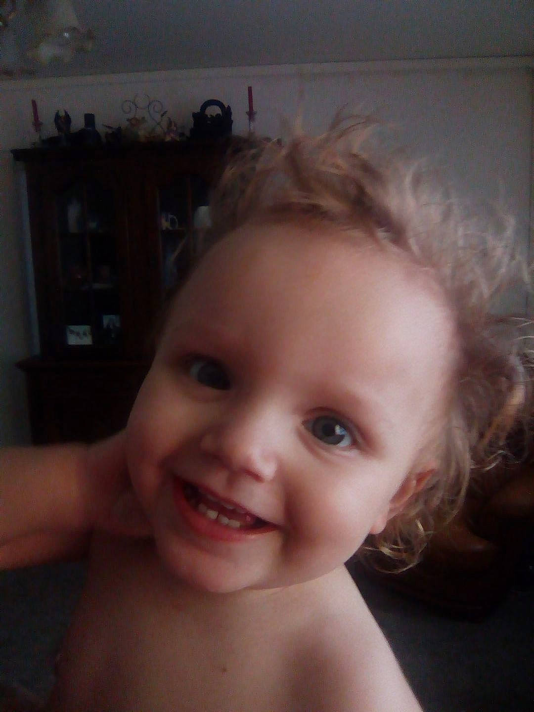 Florina a rejoint le concours — aidez-le/la à gagner de superbes lots ! cheek, child, chin, ear, eye, eyebrow, face, forehead, girl, hair, hairstyle, head, human_hair_color, infant, joy, lip, mouth, nose, person, skin