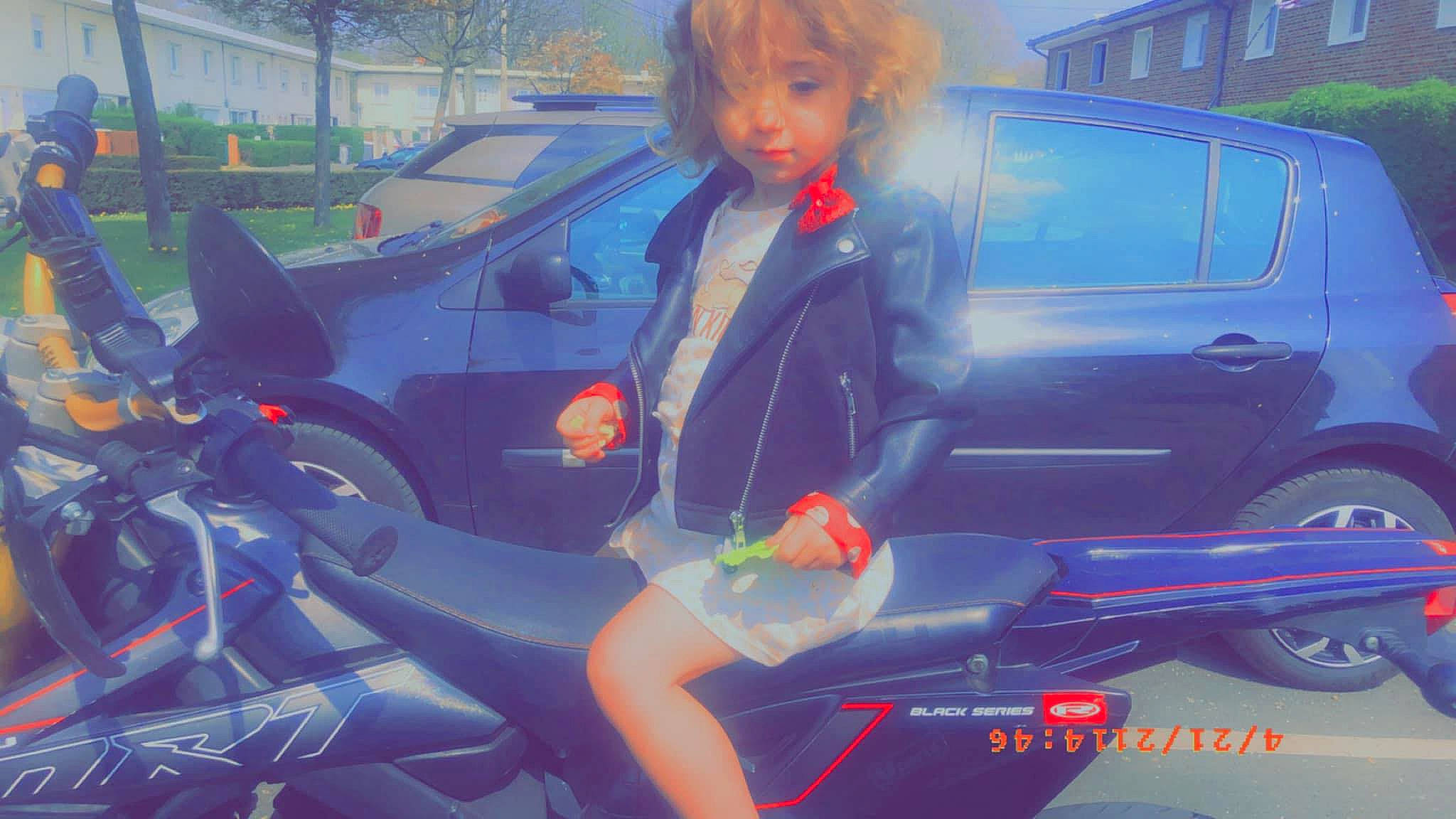 Camille a rejoint le concours — aidez-le/la à gagner de superbes lots ! auto_part, automotive_design, automotive_exterior, automotive_lighting, automotive_tire, automotive_wheel_system, car, electric_blue, fender, hood, mode_of_transport, motor_vehicle, person, plant, street_fashion, tints_and_shades, tire, vehicle, vehicle_door, wheel