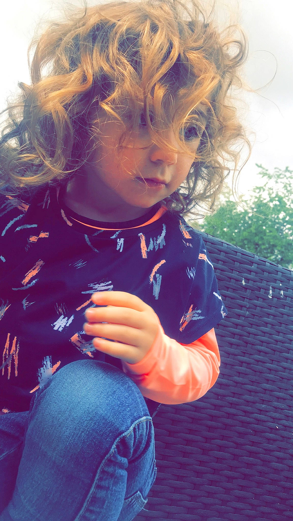 Camille a rejoint le concours — aidez-le/la à gagner de superbes lots ! arm, cool, finger, gesture, grass, hair, hairstyle, hand, happy, jeans, joint, lip, mouth, outerwear, people_in_nature, person, shoulder, skin, sleeve, standing