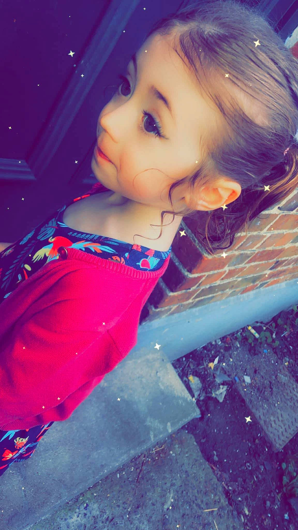 Camille a rejoint le concours — aidez-le/la à gagner de superbes lots ! child, electric_blue, eye, face, facial_expression, flash_photography, hair, happy, head, human_body, lip, magenta, mouth, nose, people_in_nature, person, pink, skin, smile, tints_and_shades