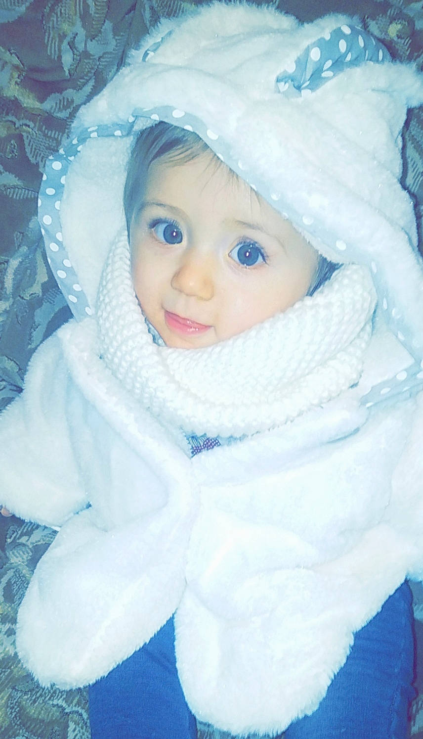 Camille participe au concours pour gagner de l'argent avec cette photo : beauty, blue, cheek, child, eye, face, freezing, fun, fur, girl, head, infant, iris, nose, person, skin, smile, textile, toddler, white