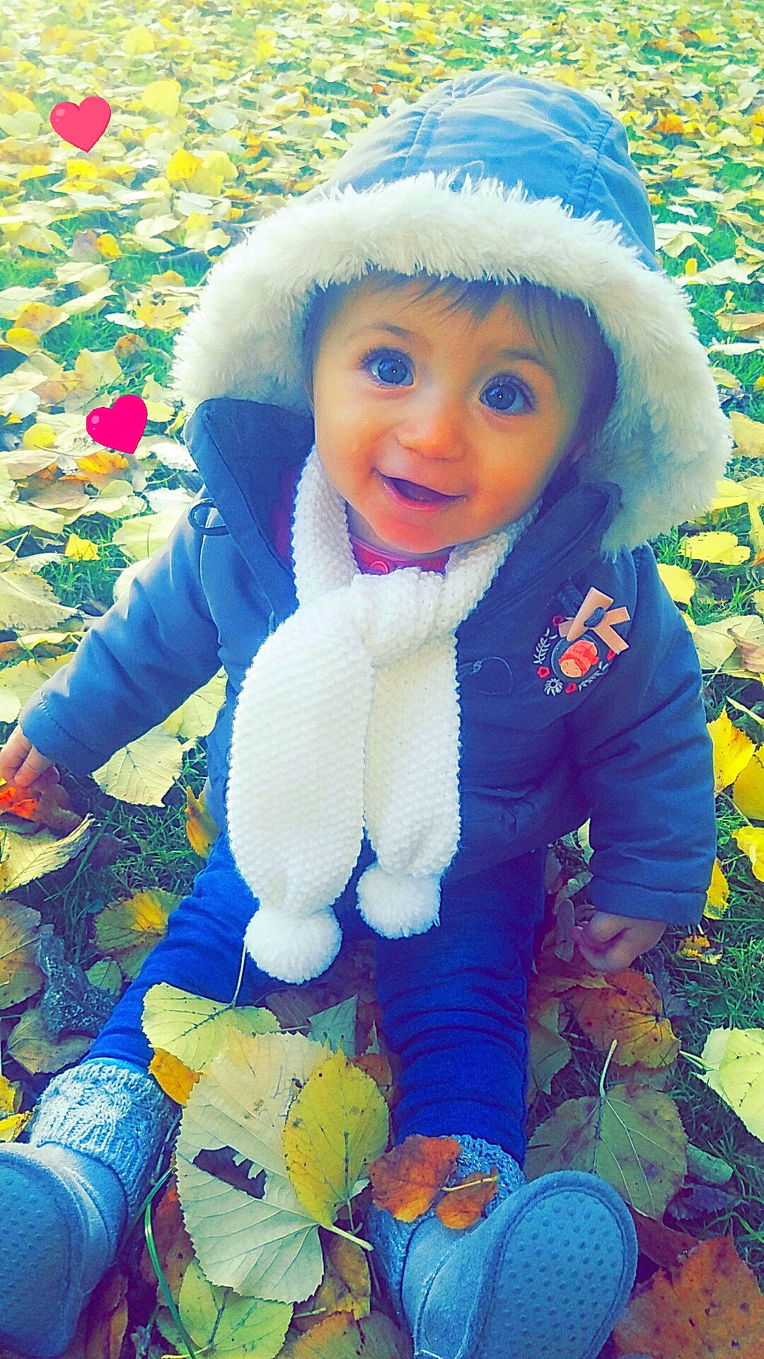 Camille a rejoint le concours — aidez-le/la à gagner de superbes lots ! blue, child, emotion, eye, facial_expression, flower, fun, girl, happiness, headgear, headwear, infant, iris, leaf, person, pink, play, skin, smile, textile