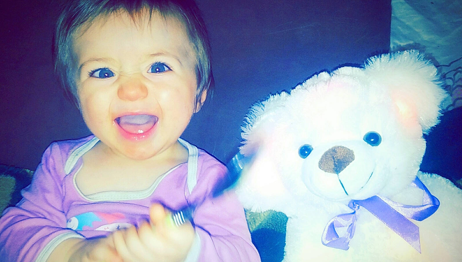 Camille participe au concours pour gagner de l'argent avec cette photo : blue, cheek, child, emotion, eye, face, facial_expression, fun, head, infant, joy, mouth, nose, person, pink, product, purple, skin, smile, teddy_bear