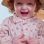 Ondine a rejoint le concours — aidez-le/la à gagner de superbes lots ! toddler, child, hat, straw_hat, pink_shirt, cherry_pattern, happy, laughing, indoor, curly_hair, face, person, cute, buttoned_shirt, young_child, smiling, clothing, portrait, hands, radiant