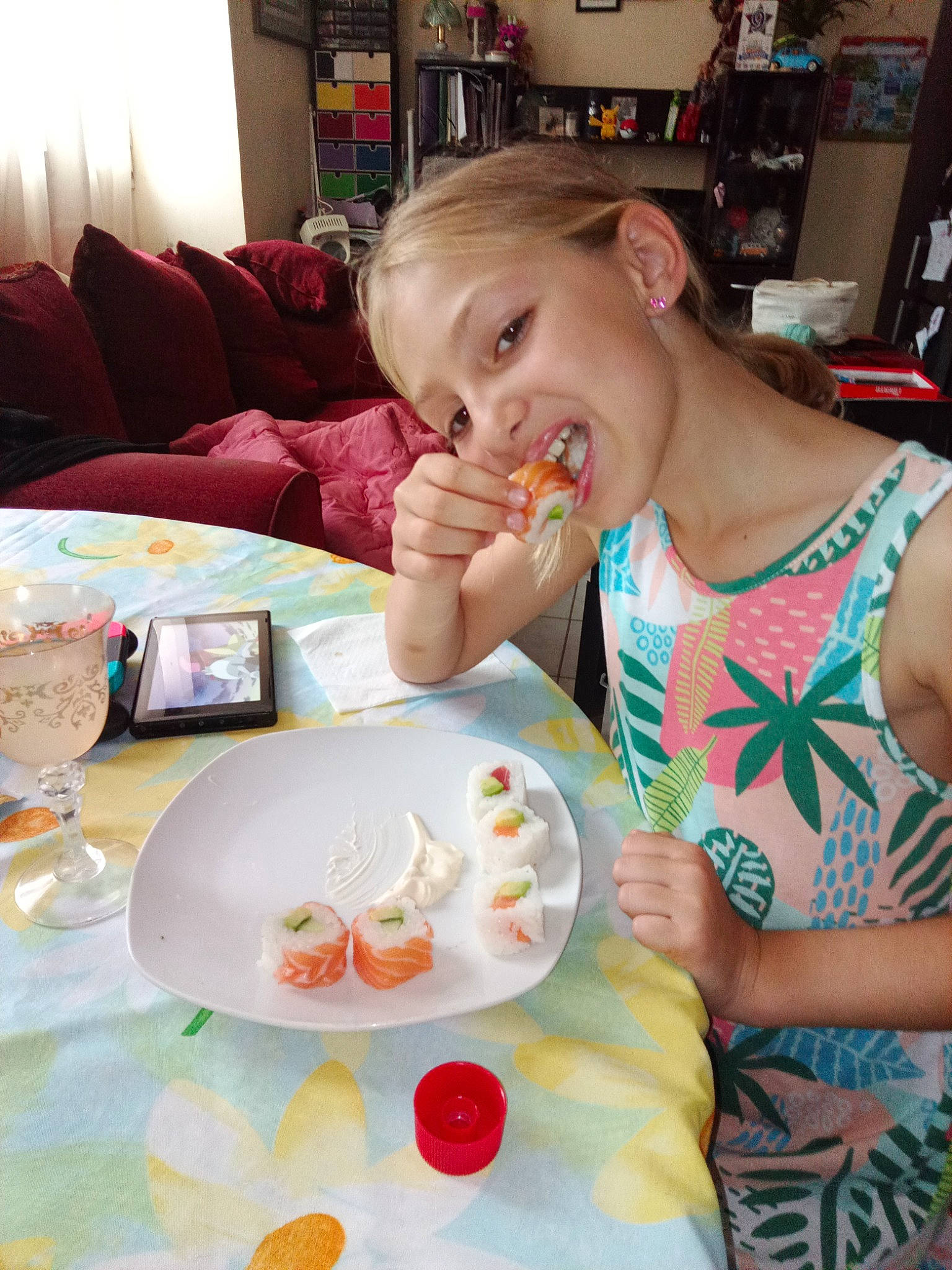 Gabrielle participe au concours pour gagner de l'argent avec cette photo : chair, child, coffee_cup, comfort_food, cuisine, dishware, drinkware, event, food, food_craving, fork, fun, joy, junk_food, person, plate, shelf, spoon, sweetness, table