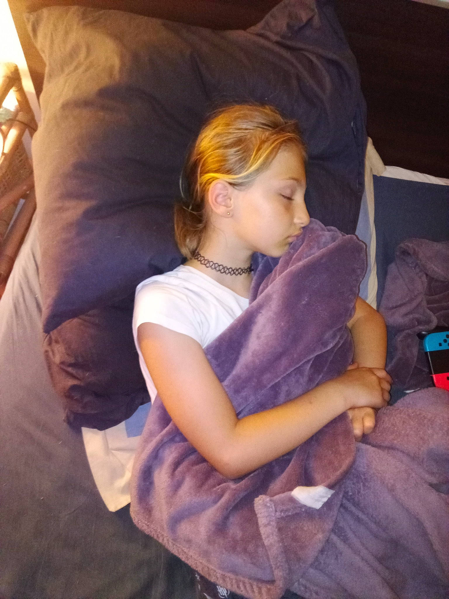 Gabrielle a rejoint le concours — aidez-le/la à gagner de superbes lots ! blond, comfort, cool, electric_blue, fashion_design, finger, fun, hair, hairstyle, human_body, human_leg, lap, leg, long_hair, person, purple, shoulder, sitting, textile, thigh