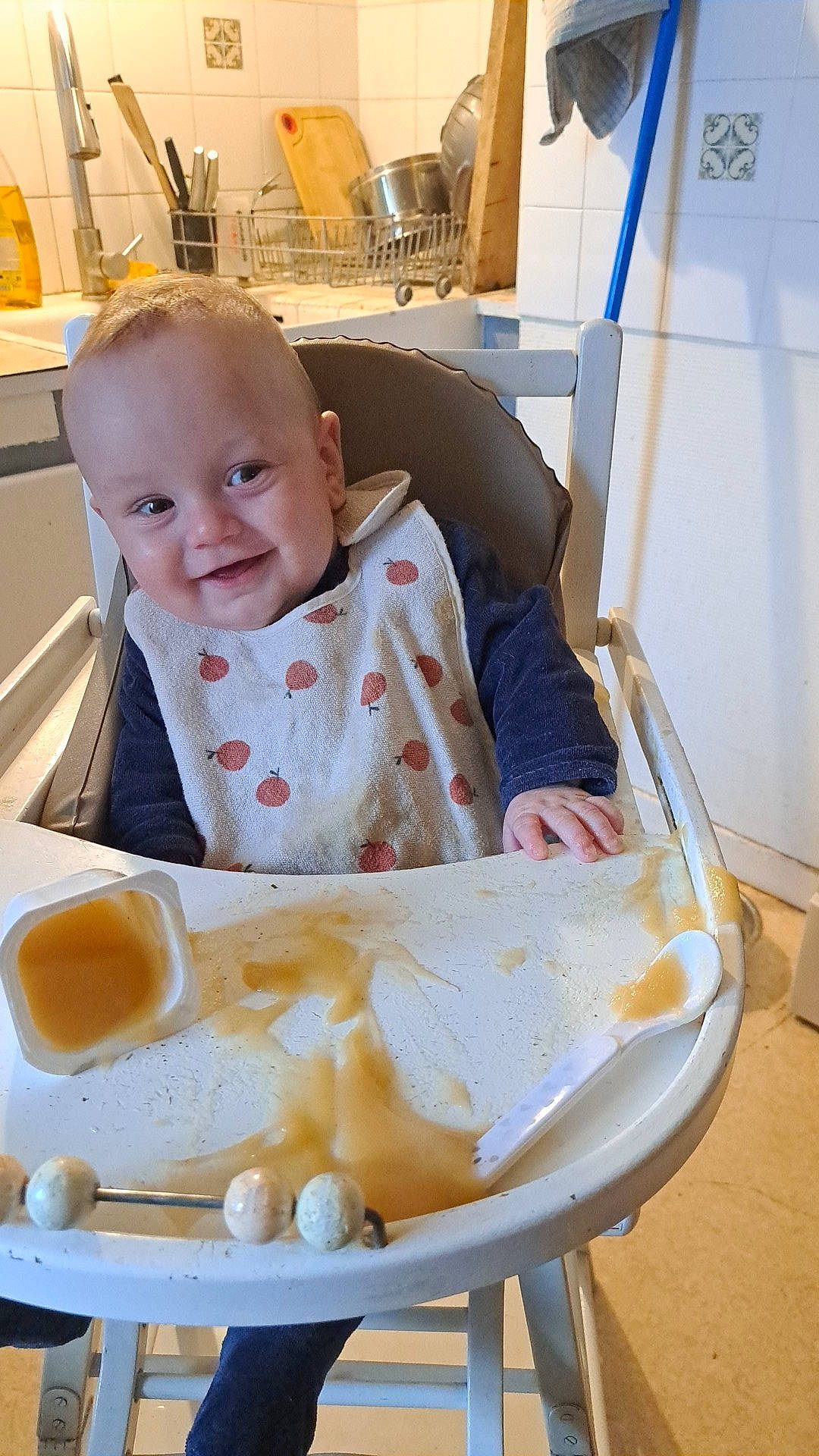 Léon participe au concours pour gagner de l'argent avec cette photo : baby, baby_toddler_clothing, breakfast, chair, child, comfort_food, cooking, cuisine, dish, eating, food, ingredient, joy, junk_food, meal, person, plate, serveware, sitting, smile