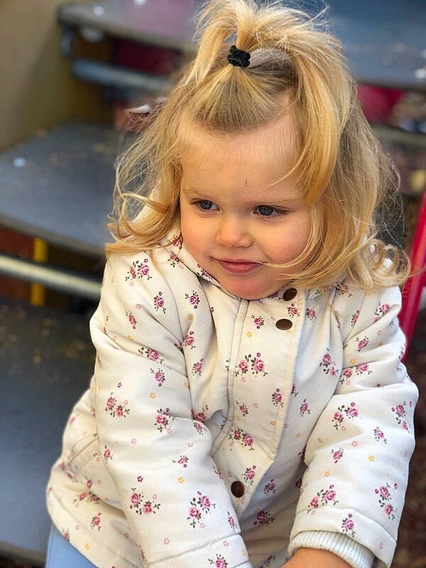 Mélinda a rejoint le concours — aidez-le/la à gagner de superbes lots ! automotive_lighting, baby_toddler_clothing, blond, brown_hair, car, cheek, child, face, flooring, fun, happy, head, iris, person, personal_luxury_car, skin, sleeve, smile, toddler, vehicle_door