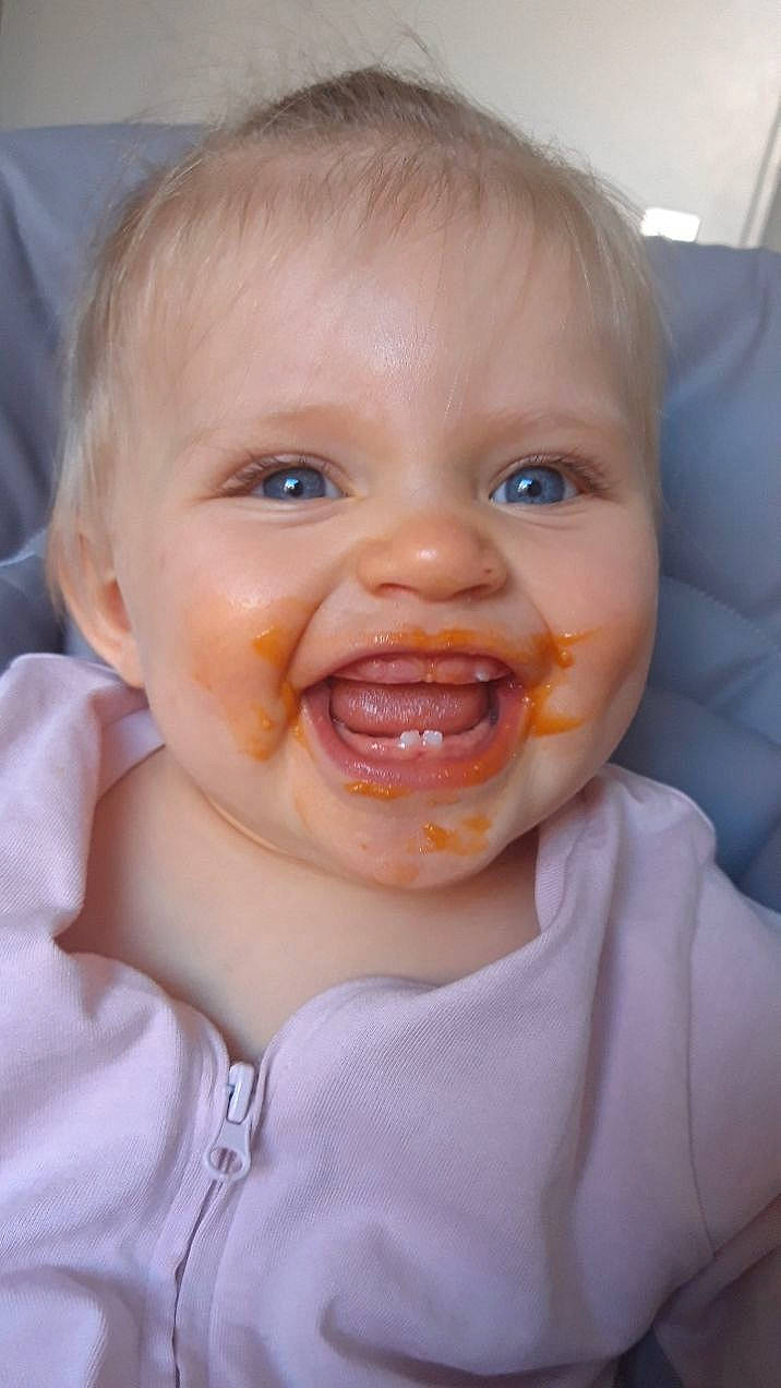 Mélinda a rejoint le concours — aidez-le/la à gagner de superbes lots ! baby, baby_toddler_clothing, cheek, ear, eyelash, finger, fun, happy, human_body, iris, jaw, lip, mouth, neck, nose, person, skin, smile, toddler, tongue