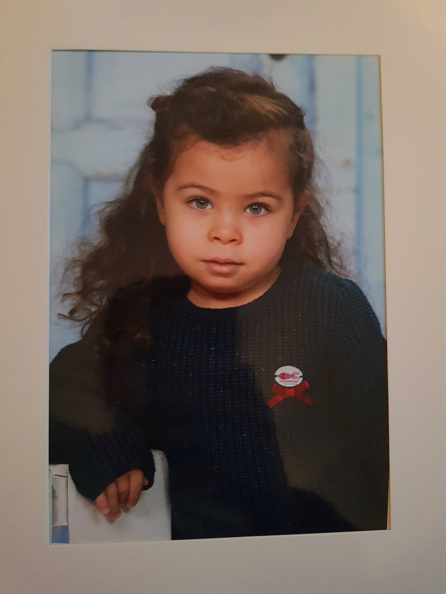 Rania participe au concours pour gagner de l'argent avec cette photo : brown_hair, child, girl, hairstyle, long_hair, outerwear, person, portrait, shoulder, standing