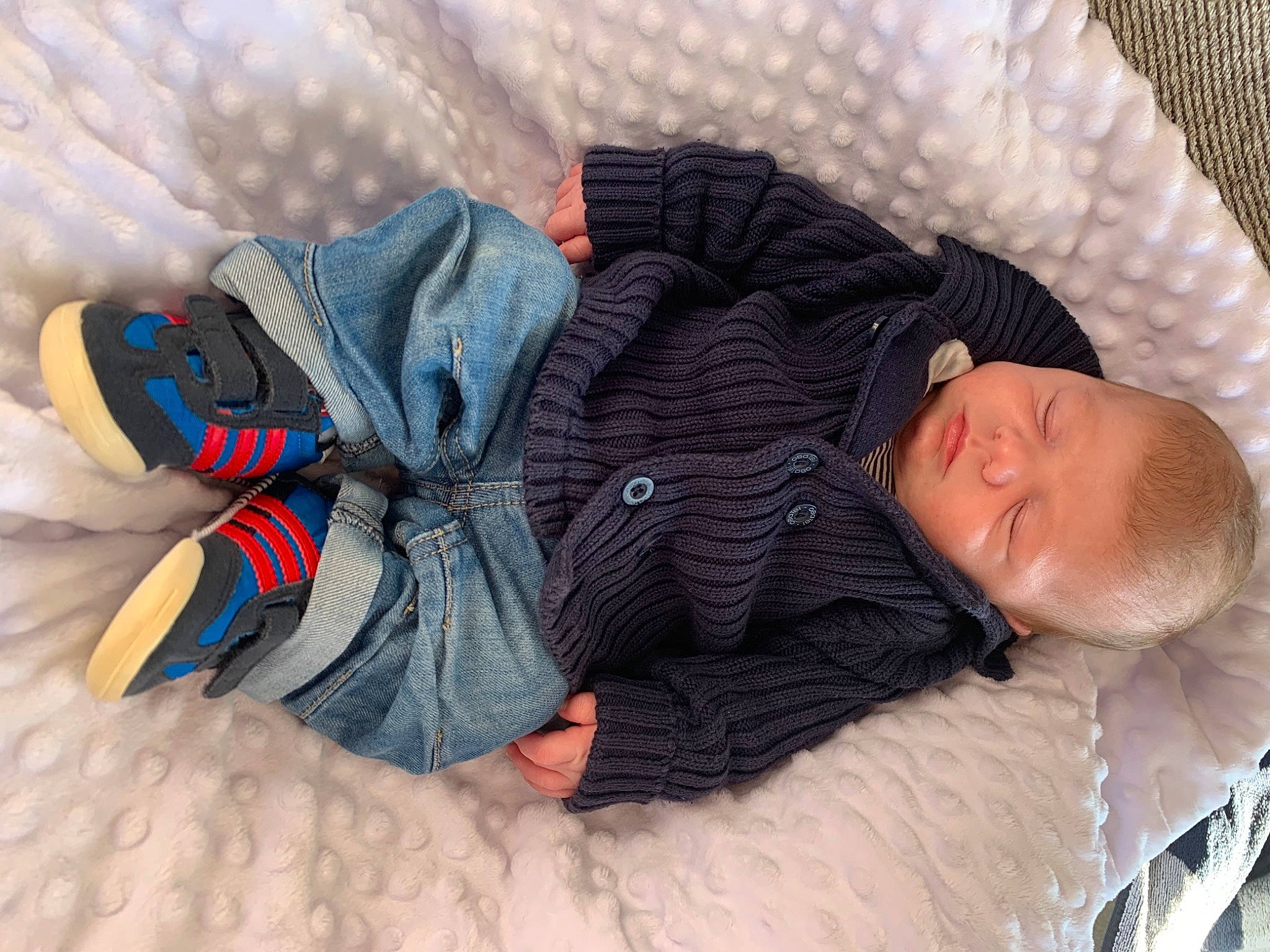 Mahë participe au concours pour gagner de l'argent avec cette photo : baby, baby_products, baby_sleeping, baby_toddler_clothing, bed, carmine, comfort, finger, glasses, grey, hand, leg, linens, outerwear, pattern, person, sleeve, textile, toddler, tree