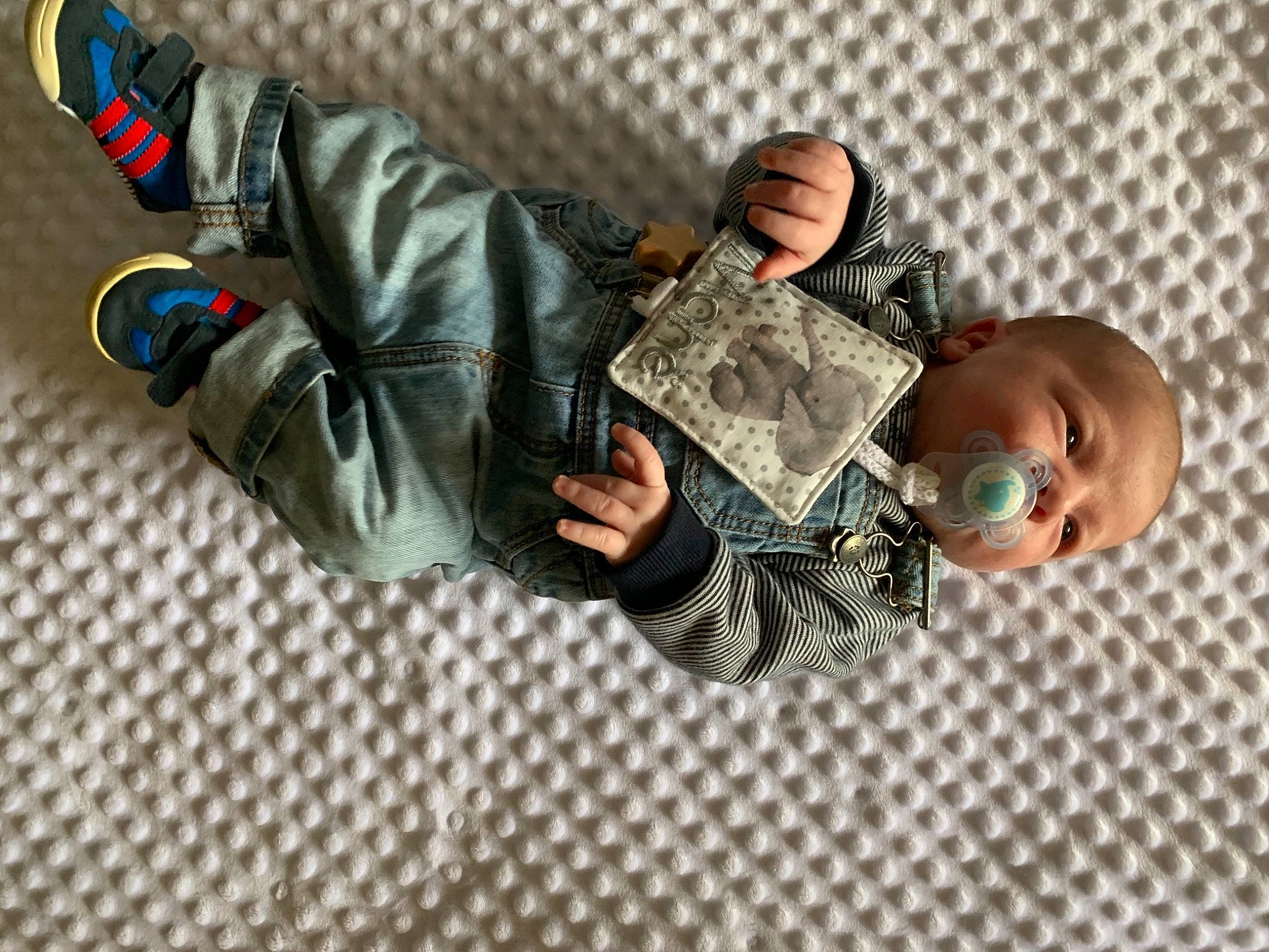 Mahë a rejoint le concours — aidez-le/la à gagner de superbes lots ! baby, camouflage, child, collar, comfort, denim, eyewear, fashion_accessory, finger, gesture, joint, military_camouflage, pattern, person, personal_protective_equipment, room, sleeve, street_fashion, toddler, wood