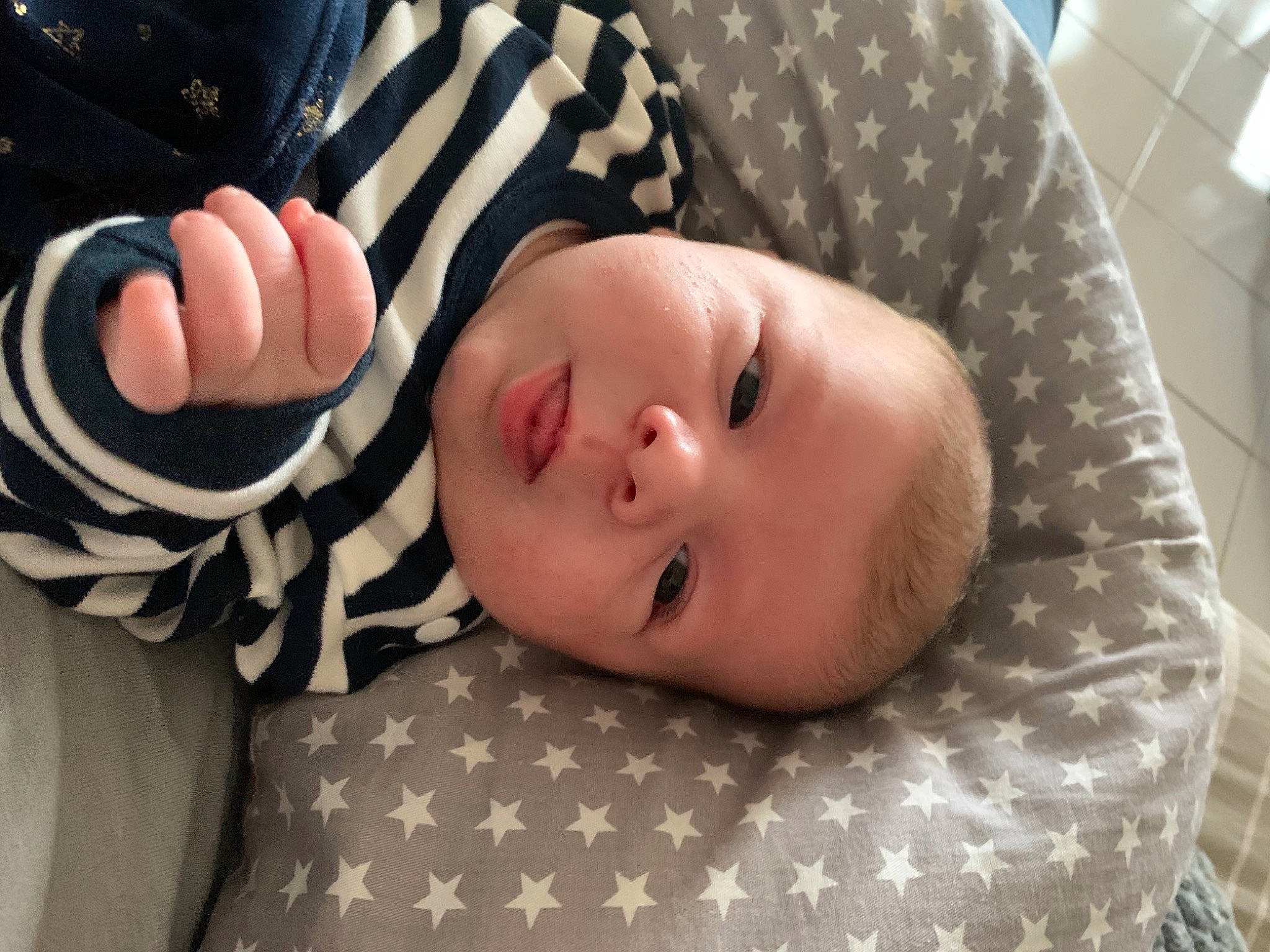 Mahë a rejoint le concours — aidez-le/la à gagner de superbes lots ! baby, baby_products, baby_safety, baby_toddler_clothing, cheek, child, comfort, eye, finger, gesture, linens, lip, nail, pattern, person, portrait_photography, room, skin, sleeve, thumb