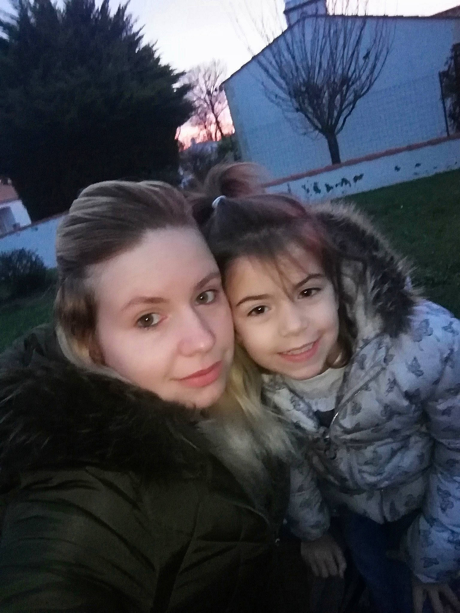 Aimy a rejoint le concours — aidez-le/la à gagner de superbes lots ! beauty, black_hair, child, face, friendship, fun, hair, happy, head, joy, lip, love, nose, person, photobombing, photography, selfie, sibling, sky, smile