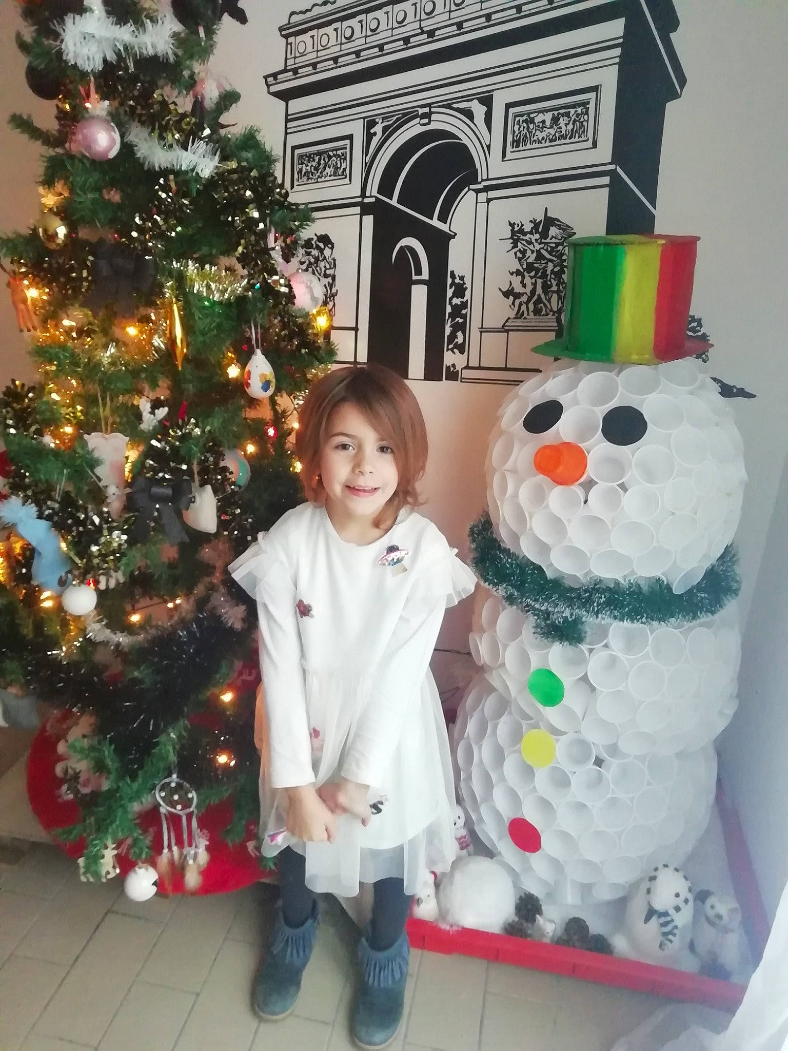 Aimy a rejoint le concours — aidez-le/la à gagner de superbes lots ! christmas, christmas_decoration, christmas_eve, christmas_ornament, christmas_tree, event, holiday, holiday_ornament, interior_design, joy, person, plant, snowman, tree, winter