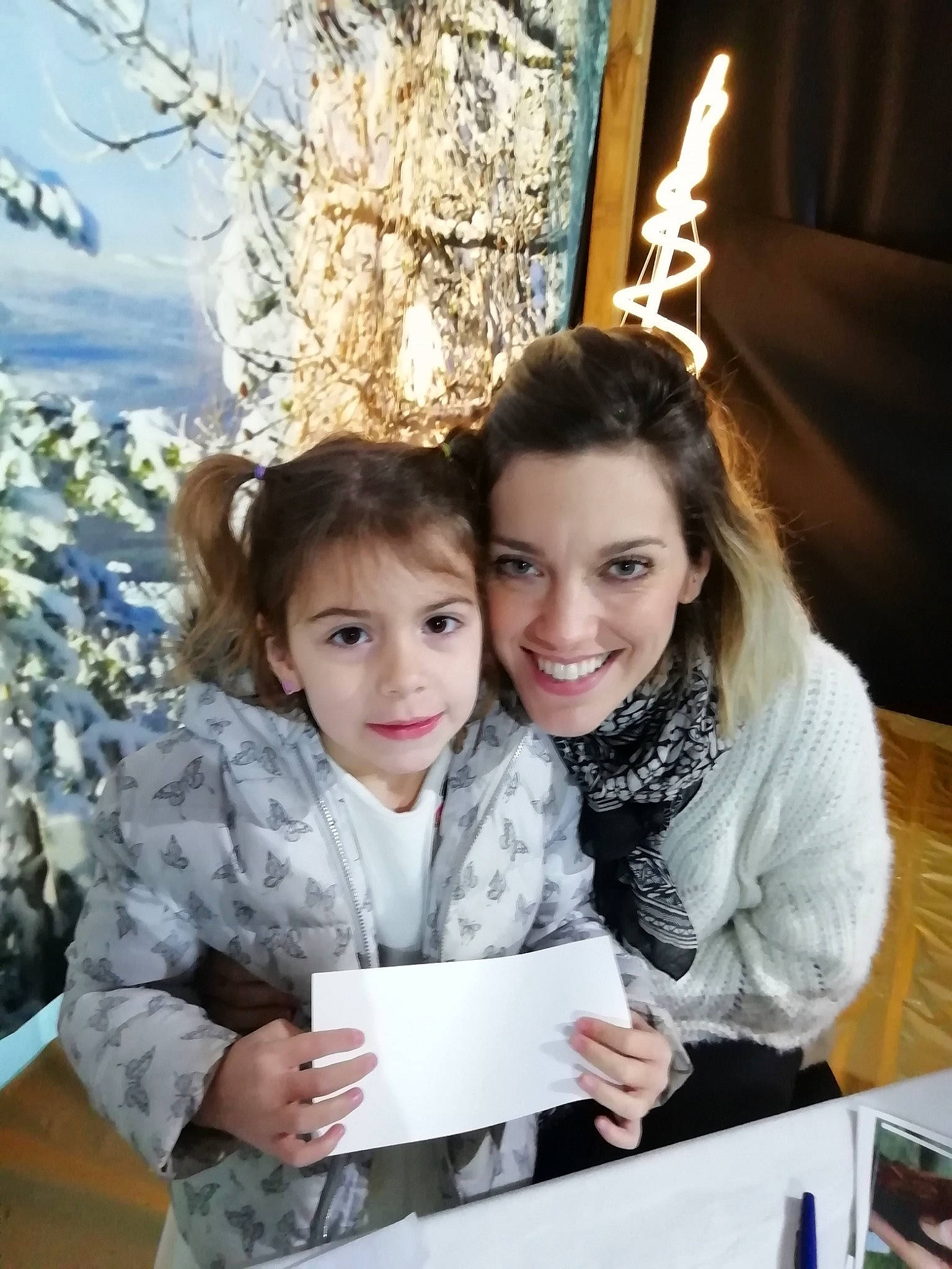 Aimy a rejoint le concours — aidez-le/la à gagner de superbes lots ! child, daughter, fun, happy, joy, person, reading, smile, tree