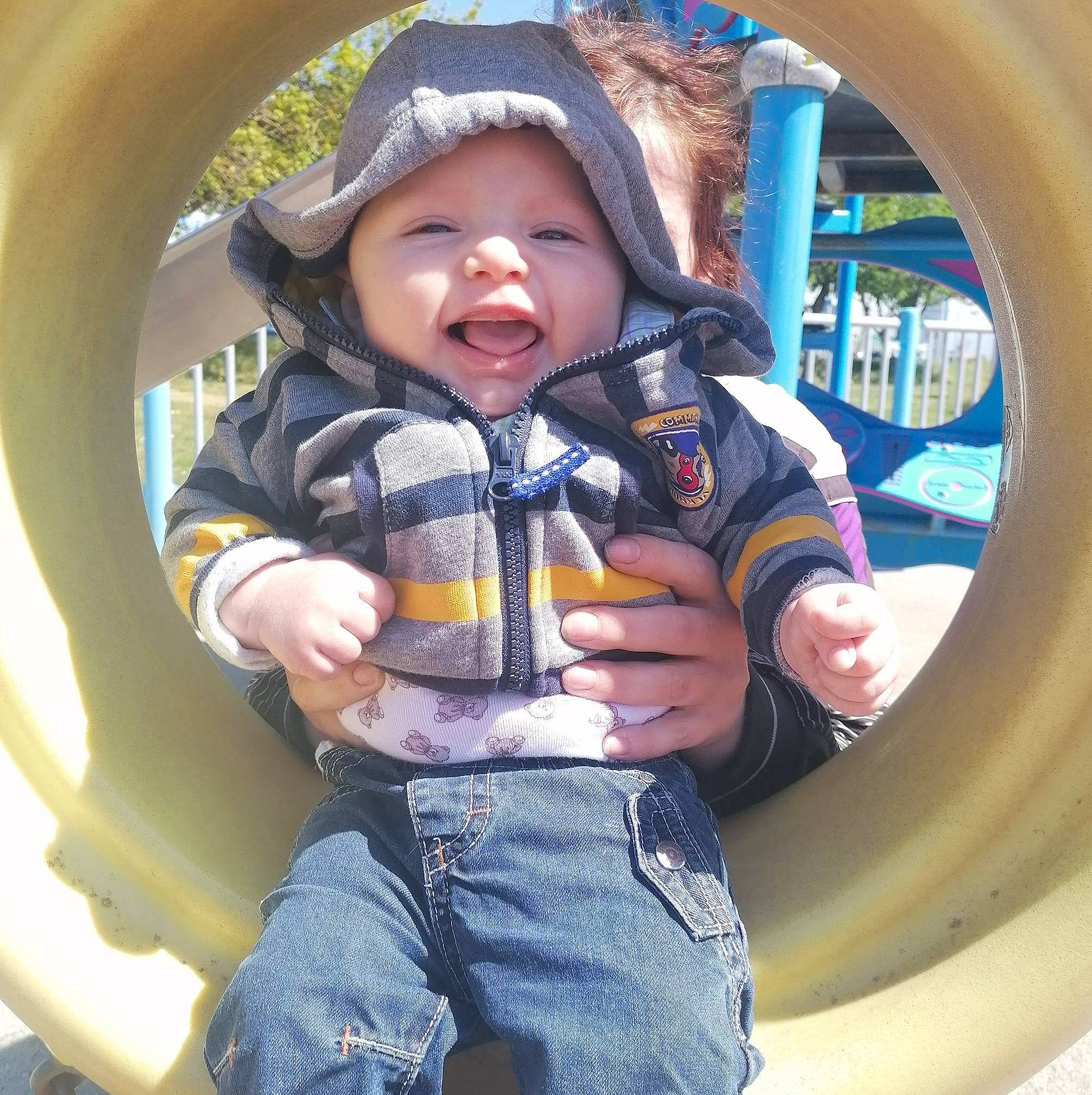 Tilio participe au concours pour gagner de l'argent avec cette photo : baby, baby_toddler_clothing, child, city, cool, facial_expression, fun, happy, headwear, jacket, leisure, mouth, organ, outdoor_play_equipment, person, photograph, plant, playground, recreation, sleeve