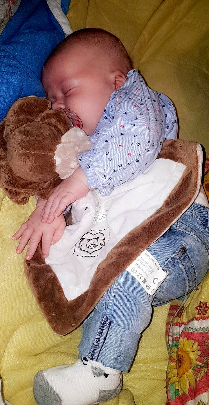 éthan a rejoint le concours — aidez-le/la à gagner de superbes lots ! baby, child, comfort, nap, person, product, sleep, textile, toddler