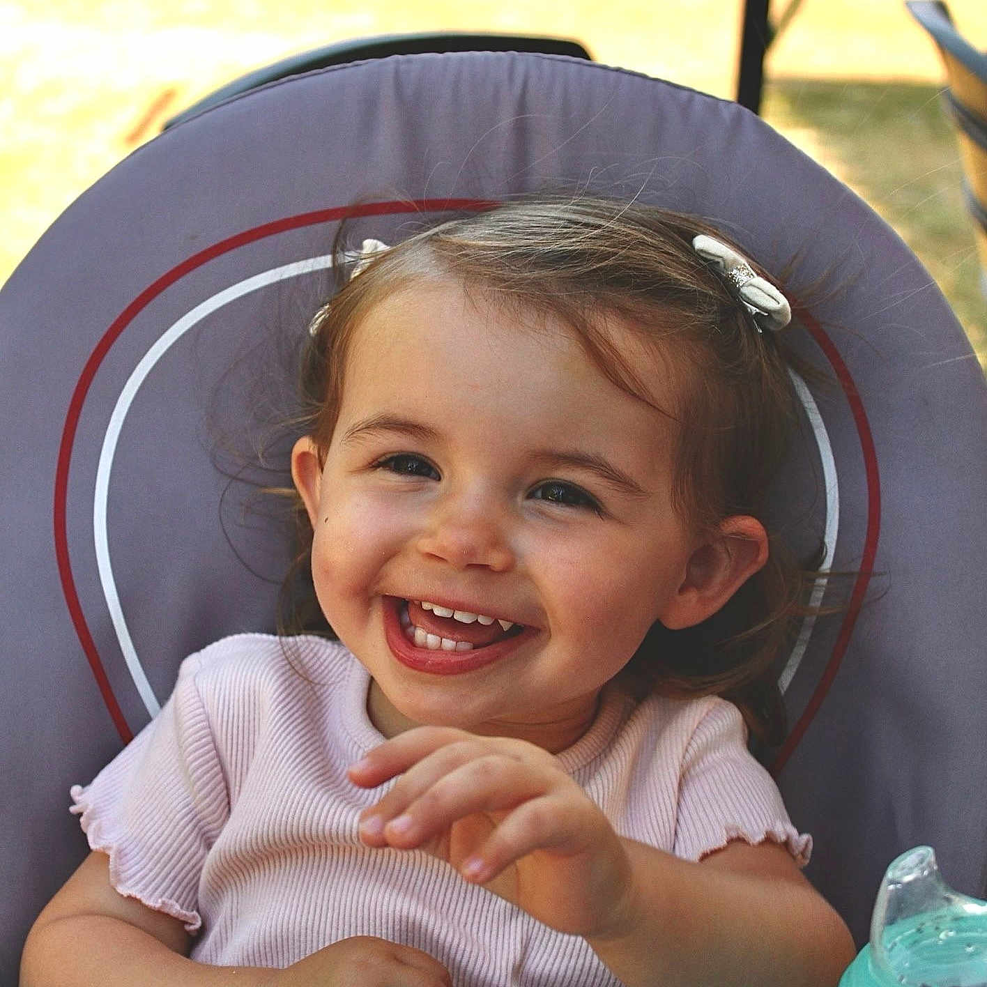Albane participe au concours pour gagner de l'argent avec cette photo : baby_bottle, casual, chair, child, clothing, cute, daylight, face, hair_clip, hand, happy, joyful, outdoor, person, playful, sitting, skin, smiling, toddler, young_child
