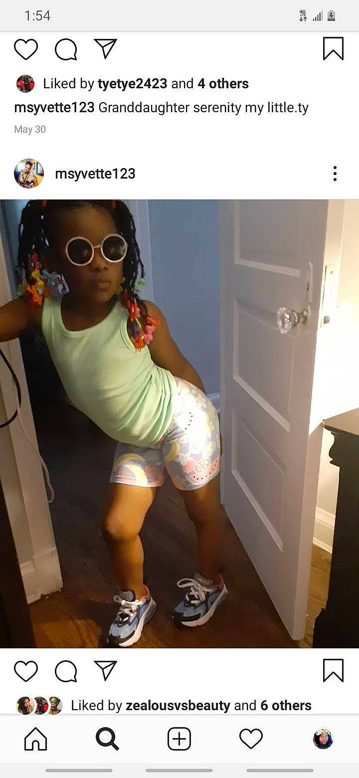 Zoey is registered to the contest to win money with this photo: cool, eyewear, footwear, glasses, hip, leg, muscle, person, photo_caption, photography, selfie, shoe, shoulder, sunglasses, thigh