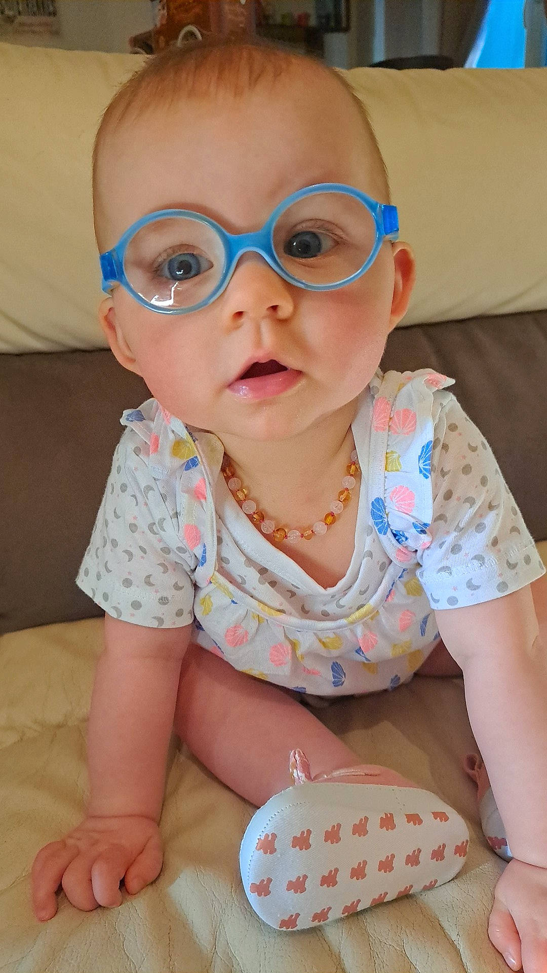 Maxine participe au concours pour gagner de l'argent avec cette photo : baby, baby_toddler_clothing, cheek, child, eye, eyewear, fun, goggles, happy, mouth, nose, pattern, person, pink, sitting, skin, sleeve, sunglasses, textile, toddler