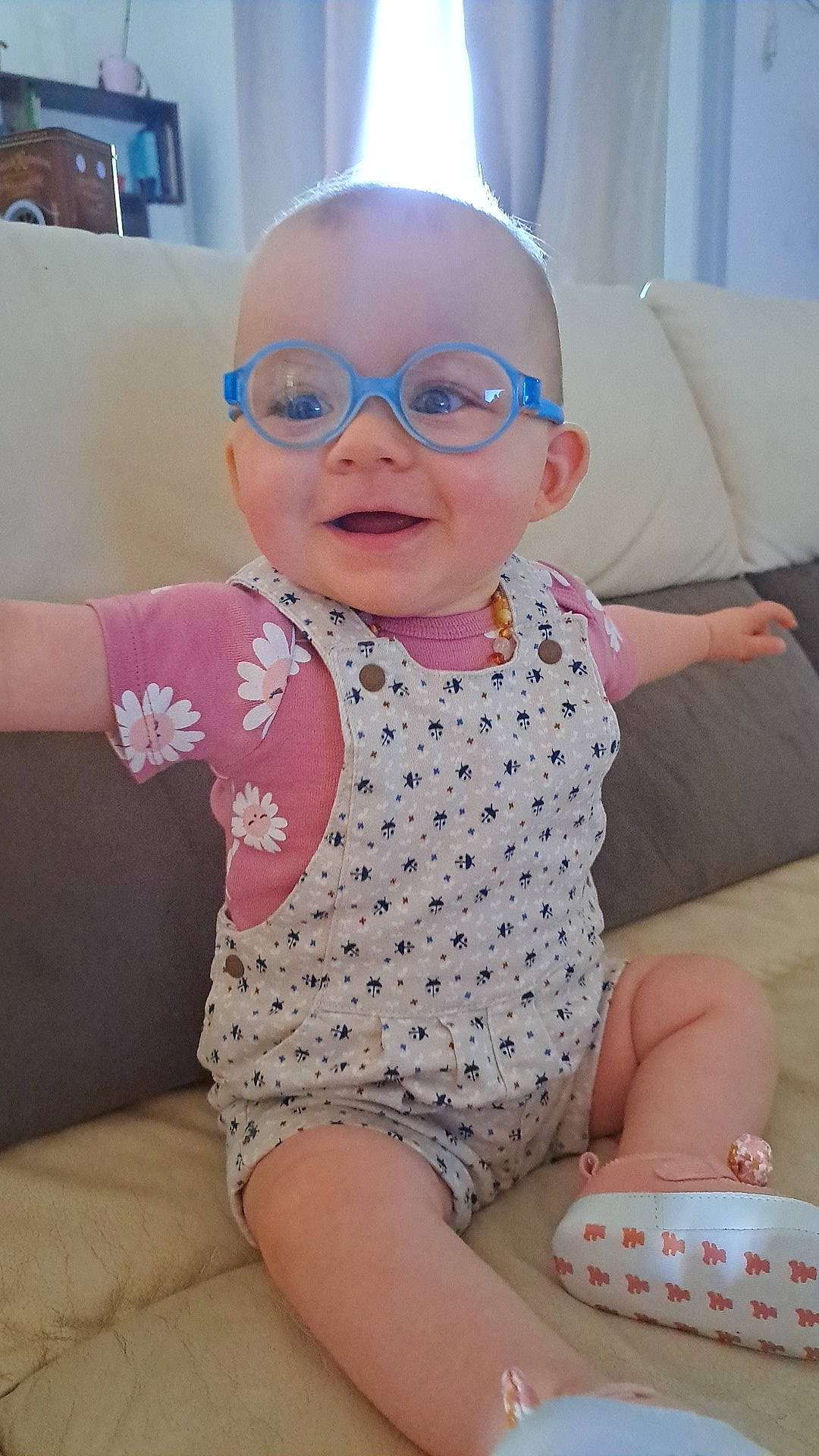 Maxine participe au concours pour gagner de l'argent avec cette photo : baby, baby_toddler_clothing, blue, comfort, eye, finger, glasses, goggles, head, leg, lip, mouth, person, pink, shoulder, skin, sleeve, smile, sunglasses, textile