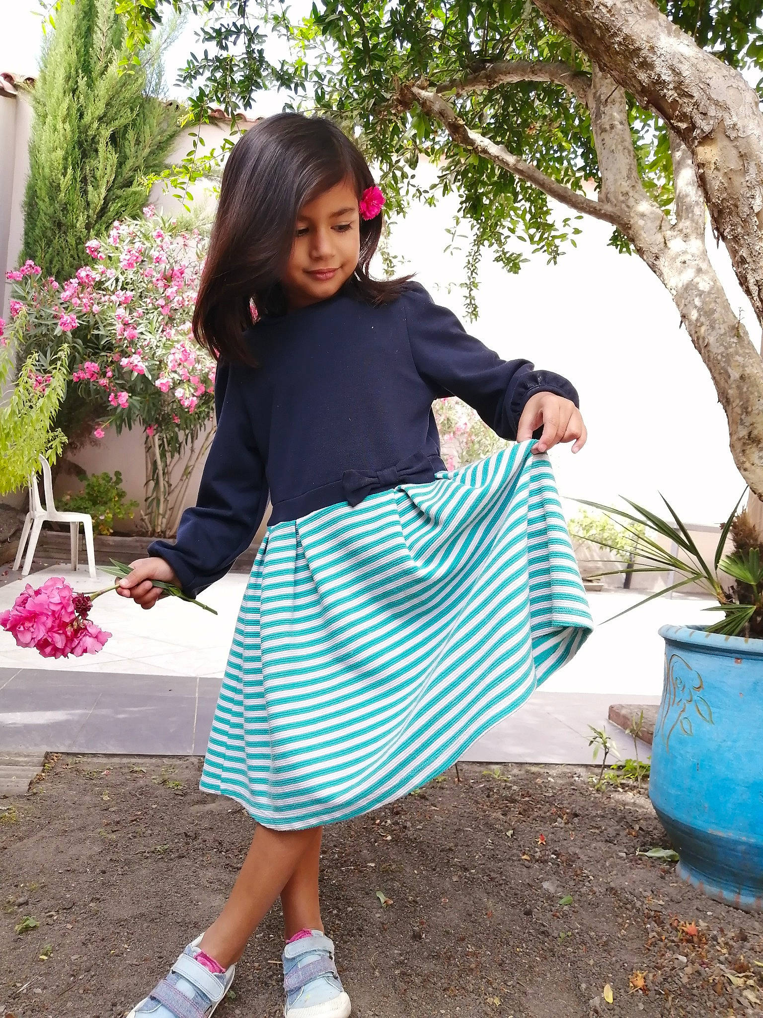 Sarah participe au concours pour gagner de l'argent avec cette photo : blue, fashion, flower, flowerpot, footwear, happy, houseplant, knee, person, pink, plaid, plant, shoe, sleeve, sneakers, summer, tartan, thigh, toddler, tree