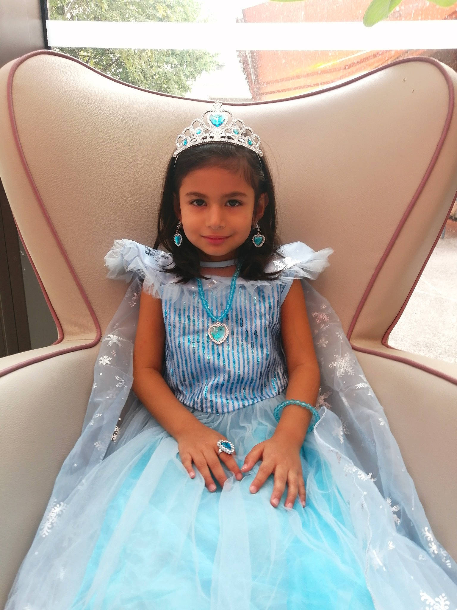 Sarah participe au concours pour gagner de l'argent avec cette photo : black_hair, bridal_accessory, bridal_clothing, child, dress, eye, facial_expression, fashion_design, flash_photography, formal_wear, fun, gown, hairstyle, happy, joy, leisure, people, person, shoulder, skin