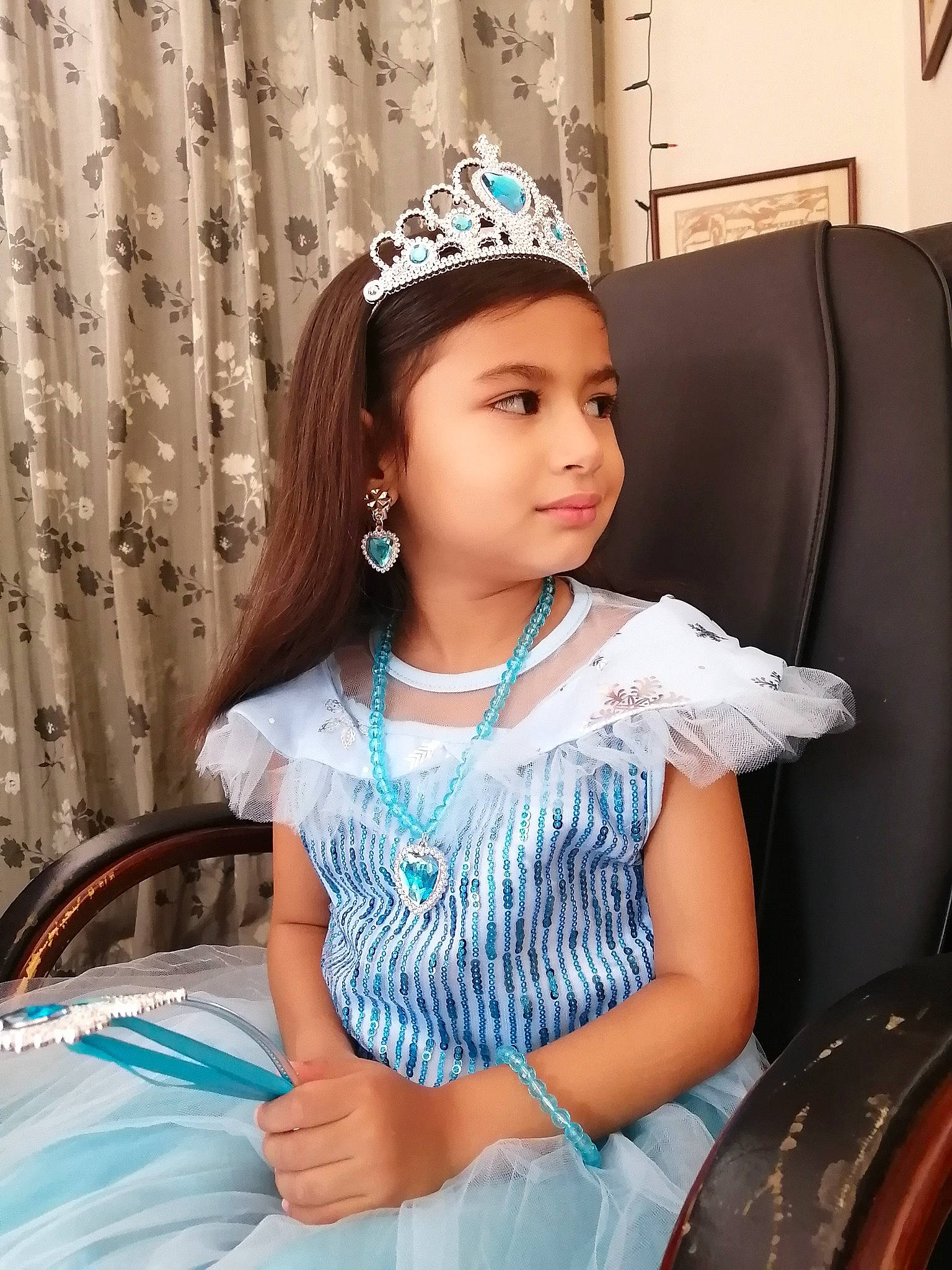 Sarah a rejoint le concours — aidez-le/la à gagner de superbes lots ! automotive_tire, black_hair, child, chin, dress, earrings, electric_blue, event, fashion_design, flash_photography, formal_wear, fun, hairstyle, happy, headpiece, headwear, human_leg, jewellery, joy, long_hair