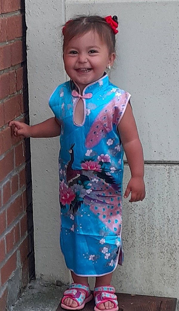 Aïko participe au concours pour gagner de l'argent avec cette photo : aqua, azure, baby_toddler_clothing, blue, brickwork, chin, clothing, face, facial_expression, happy, joy, neck, person, photograph, pink, purple, red, shoulder, sleeve, smile