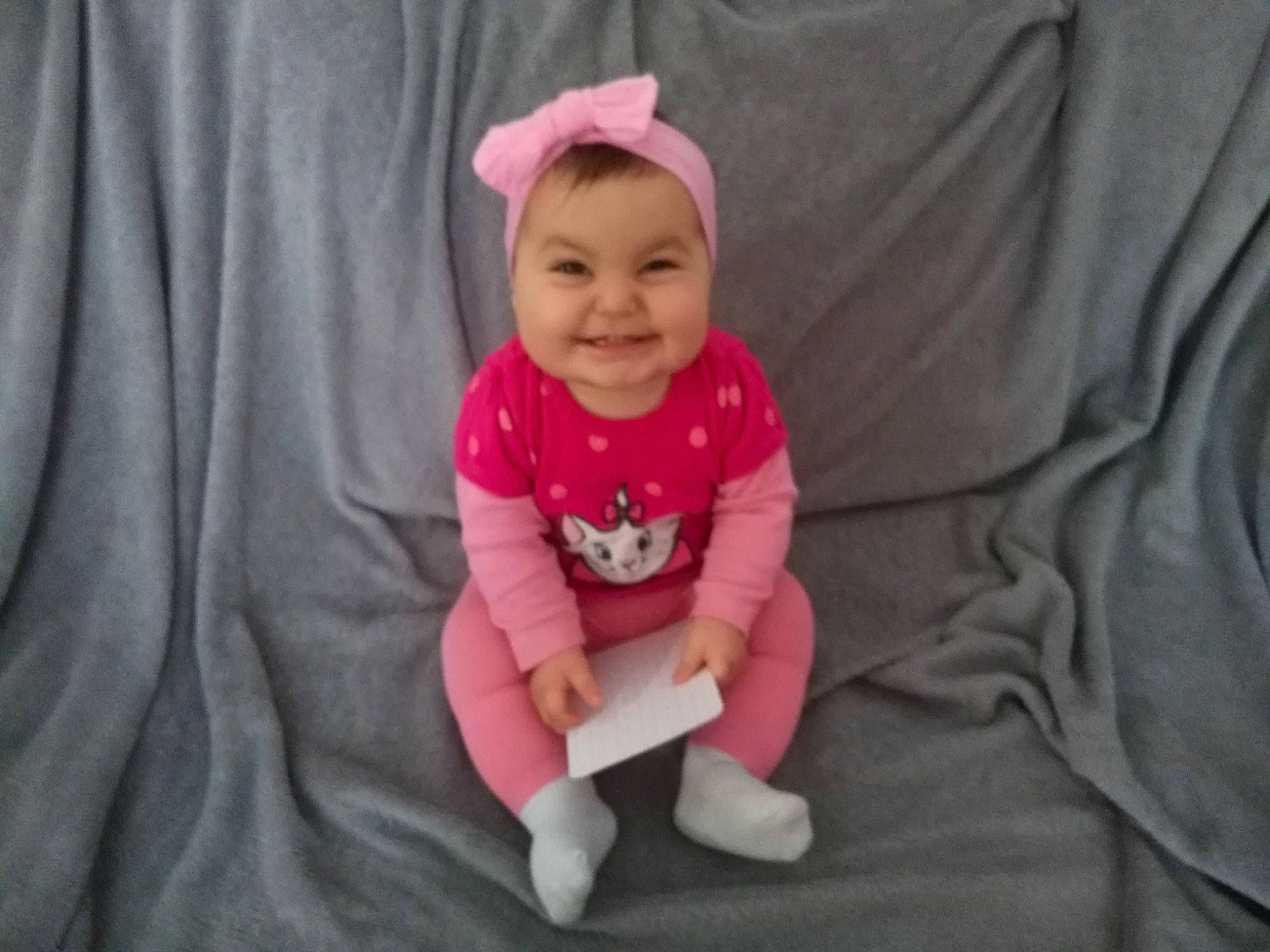 Aïko a rejoint le concours — aidez-le/la à gagner de superbes lots ! baby, baby_products, baby_toddler_clothing, cap, cheek, child, comfort, grass, happy, headwear, joy, knee, leg, linens, magenta, outerwear, person, pink, purple, sleeve