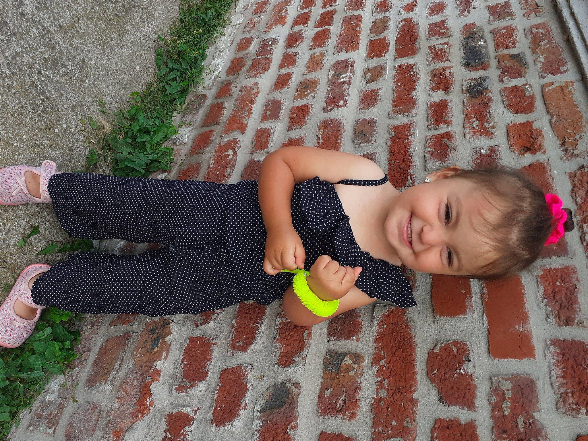 Aïko a rejoint le concours — aidez-le/la à gagner de superbes lots ! baby_toddler_clothing, child, flooring, fun, grass, grass_family, happy, human_leg, joint, joy, leg, leisure, pattern, people_in_nature, person, play, skin, textile, thigh, toddler