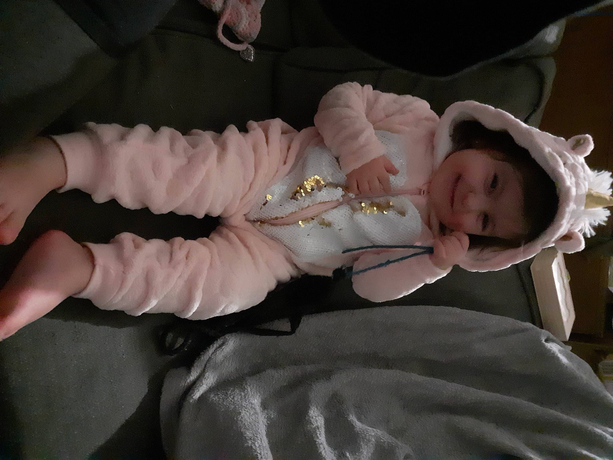 Aïko participe au concours pour gagner de l'argent avec cette photo : baby, baby_products, baby_toddler_clothing, child, comfort, costume, cut_flowers, dress, embellishment, event, fashion_accessory, foot, hair_accessory, hat, headpiece, human_leg, jewellery, joy, lap, person