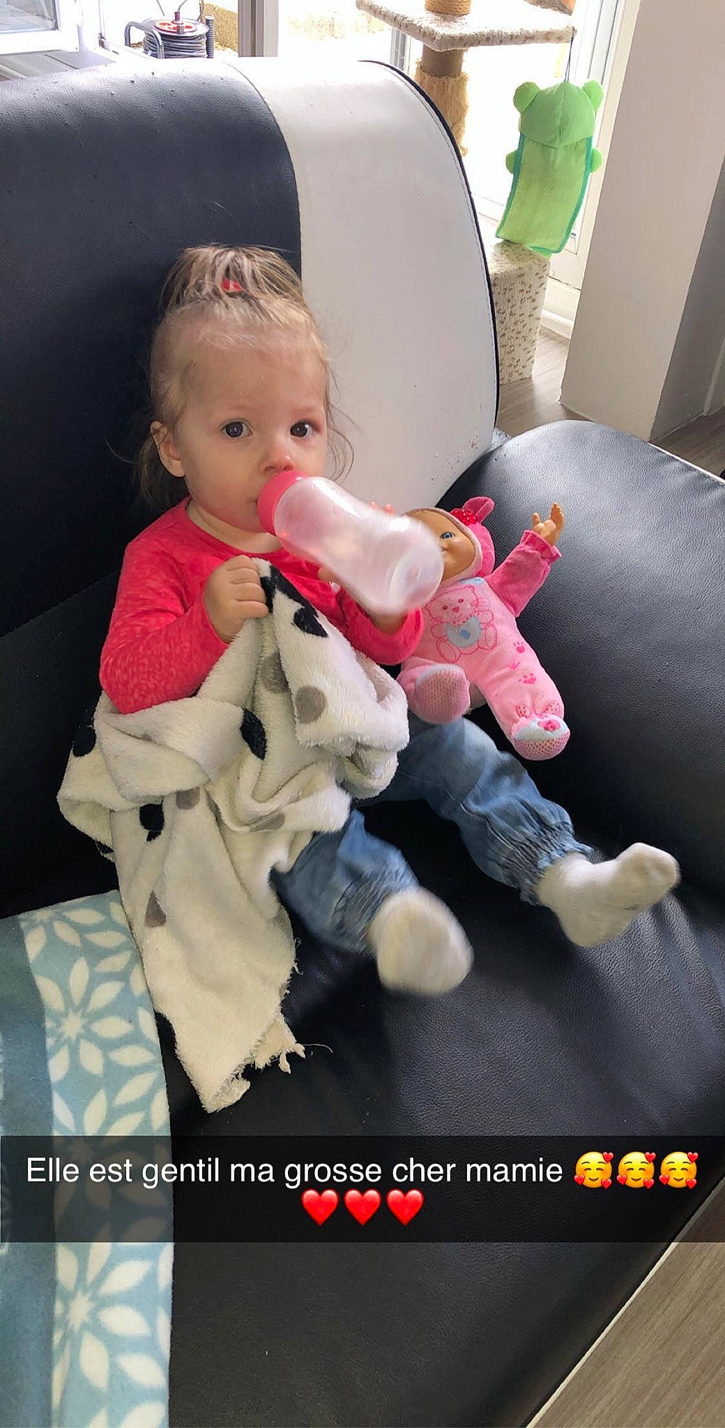 Zoey a rejoint le concours — aidez-le/la à gagner de superbes lots ! action_figure, auto_part, baby, car_seat, child, person, photo_caption, play, seat_belt, sitting, toddler, toy