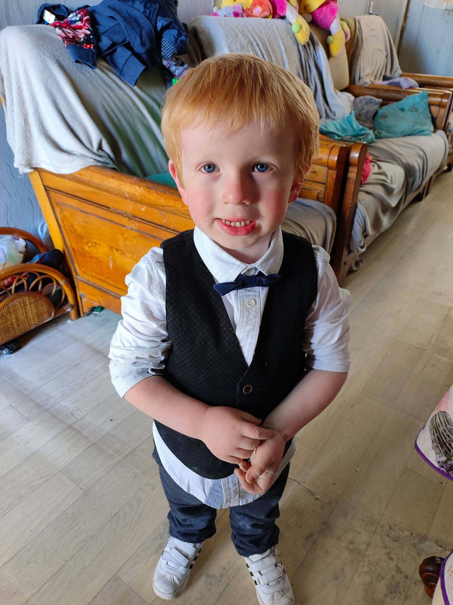 Flynn participe au concours pour gagner de l'argent avec cette photo : baby_toddler_clothing, bag, blue, chair, child, dress_shirt, event, flooring, formal_wear, hairstyle, happy, leisure, person, shoe, sitting, sleeve, smile, sneakers, sock, tie