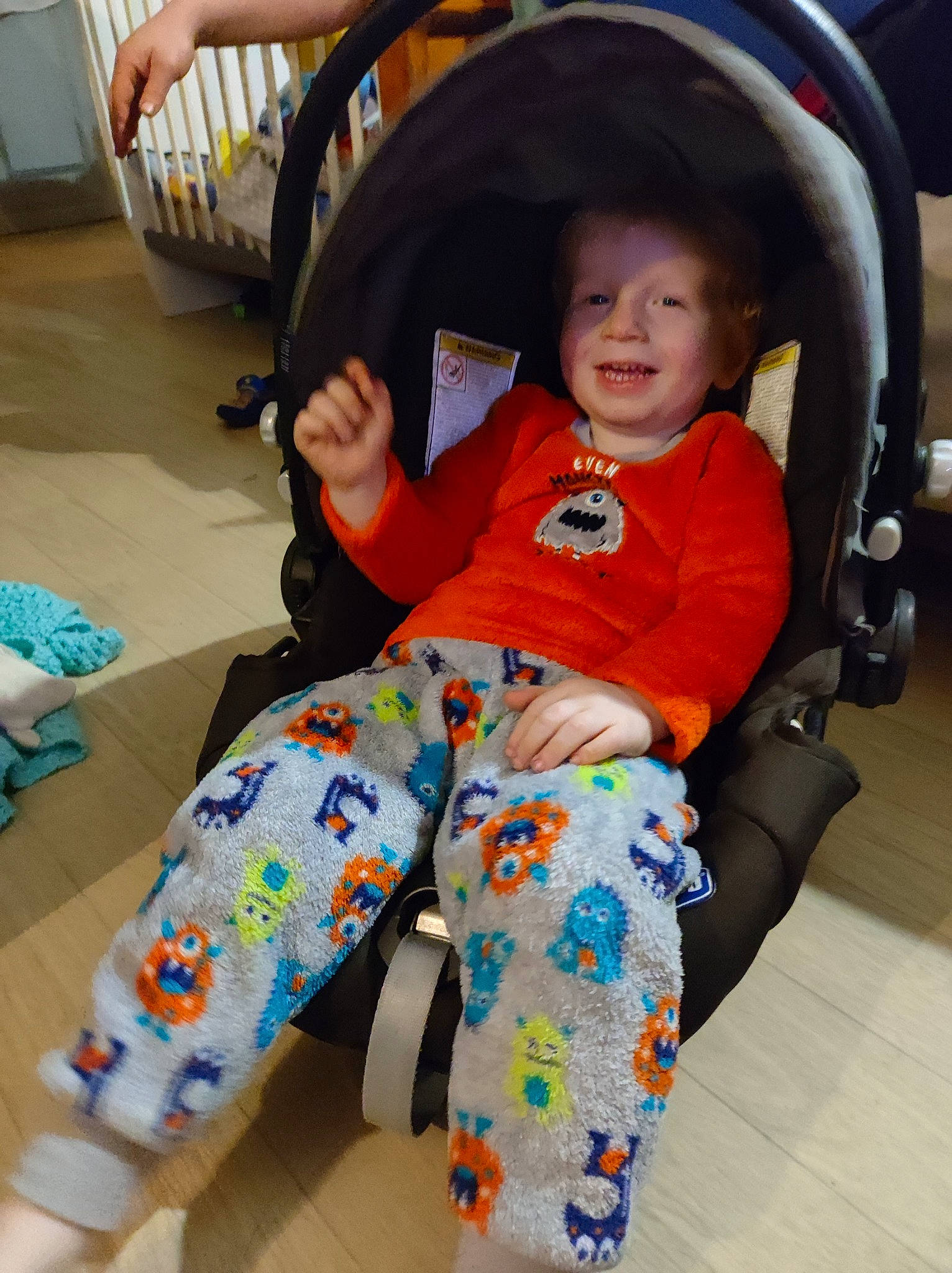 Flynn a rejoint le concours — aidez-le/la à gagner de superbes lots ! active_pants, baby, baby_products, baby_toddler_clothing, car_seat, chair, child, comfort, flooring, fun, head, joy, lap, nightwear, pajamas, person, shoe, sitting, sleeve, smile