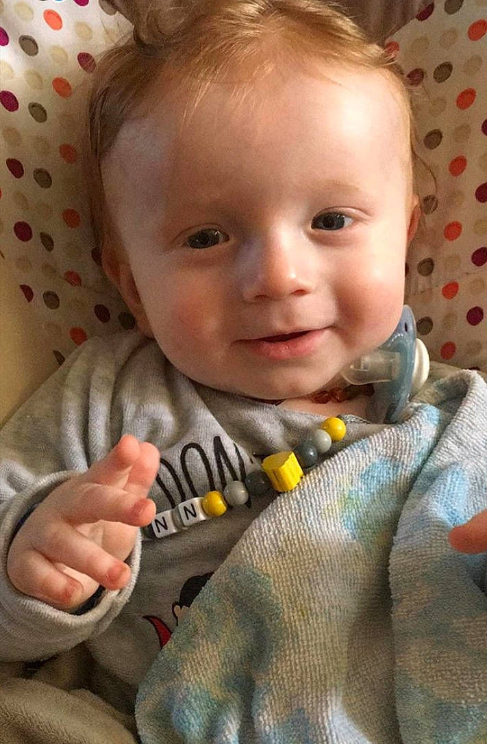 Flynn participe au concours pour gagner de l'argent avec cette photo : baby, cheek, child, eye, finger, hand, lip, mouth, person, play, skin, smile, thumb, toddler