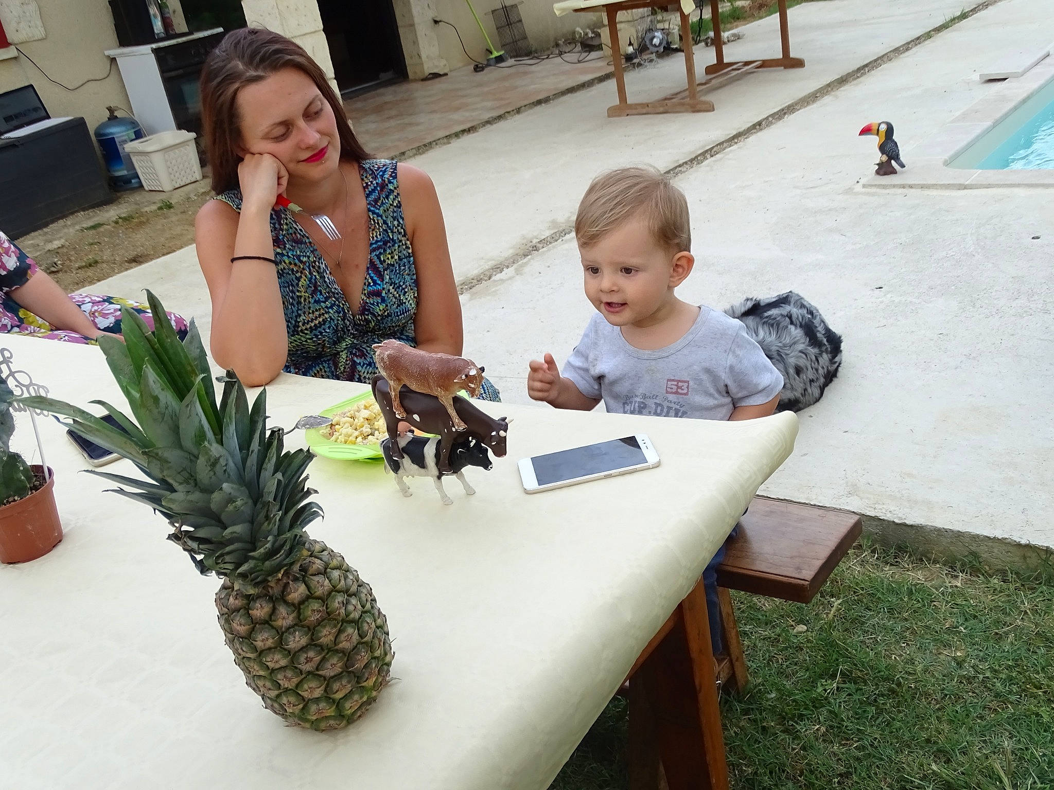Arsène a rejoint le concours — aidez-le/la à gagner de superbes lots ! ananas, arecales, chair, event, fruit, hairstyle, joy, leisure, mammal, natural_foods, natural_material, person, photograph, plant, recreation, sharing, smile, snapshot, table, terrestrial_plant